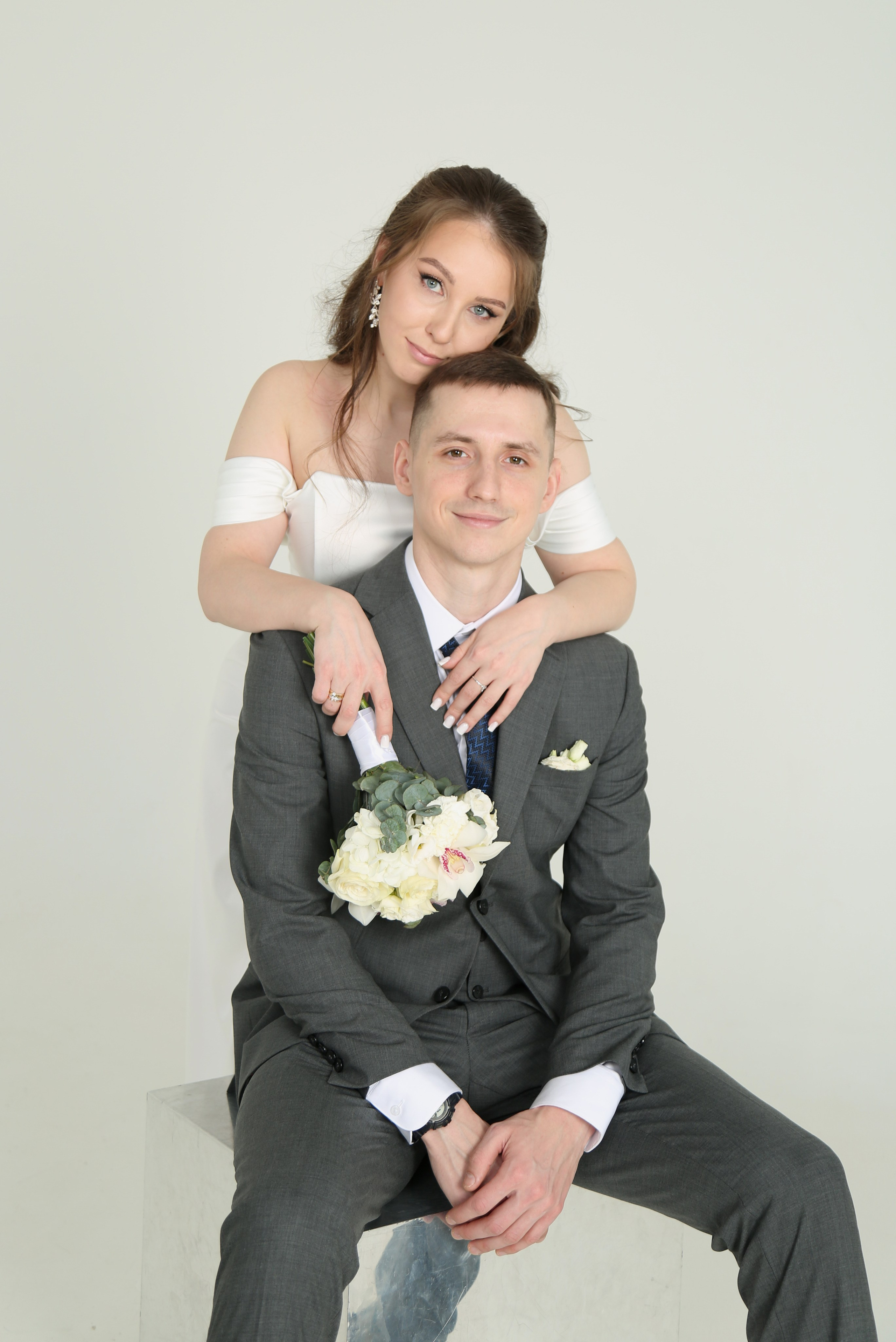 Свадебная фотосессия Николая и Надежды в Кутузовском ЗАГСе в Москве. Фотосессия в студии в Москве от профессионального фотографа услуги по доступным ценам