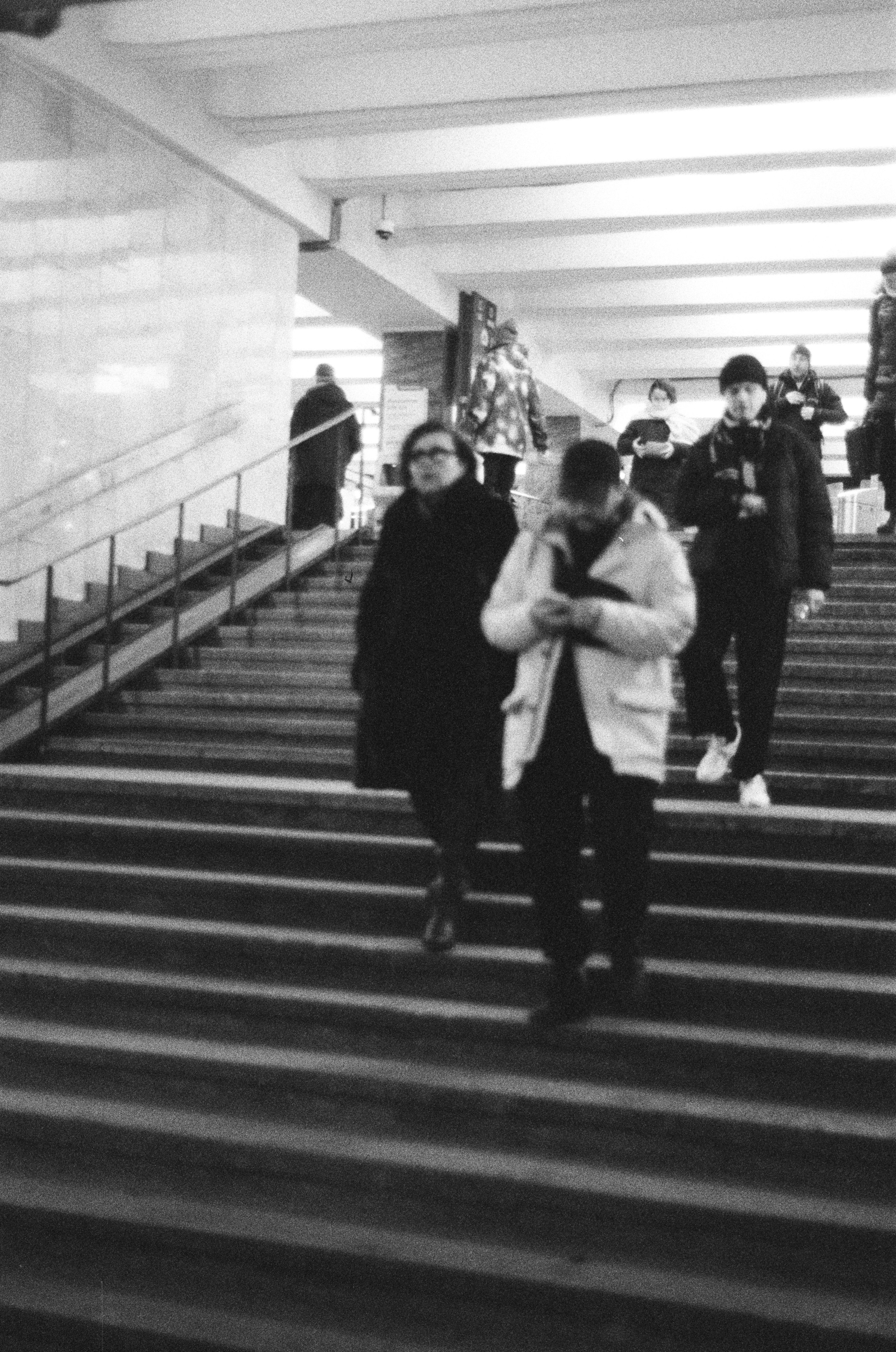 Фотосерия «Час пик»: динамика городской суеты в моменты транспортного и человеческого потока, игра света, тени и контраста в хронике городского движения. Фотограф: Ожерельев Лев