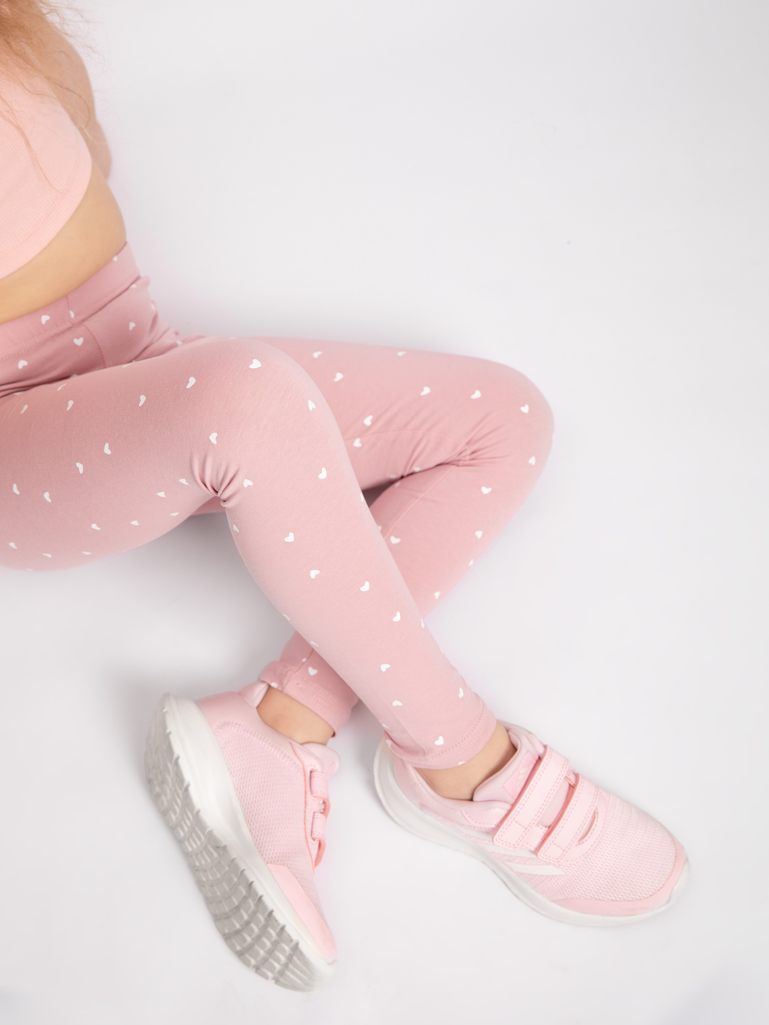 Детские лосины. Фотостудия предметной и модельной съёмки для маркетплейсов