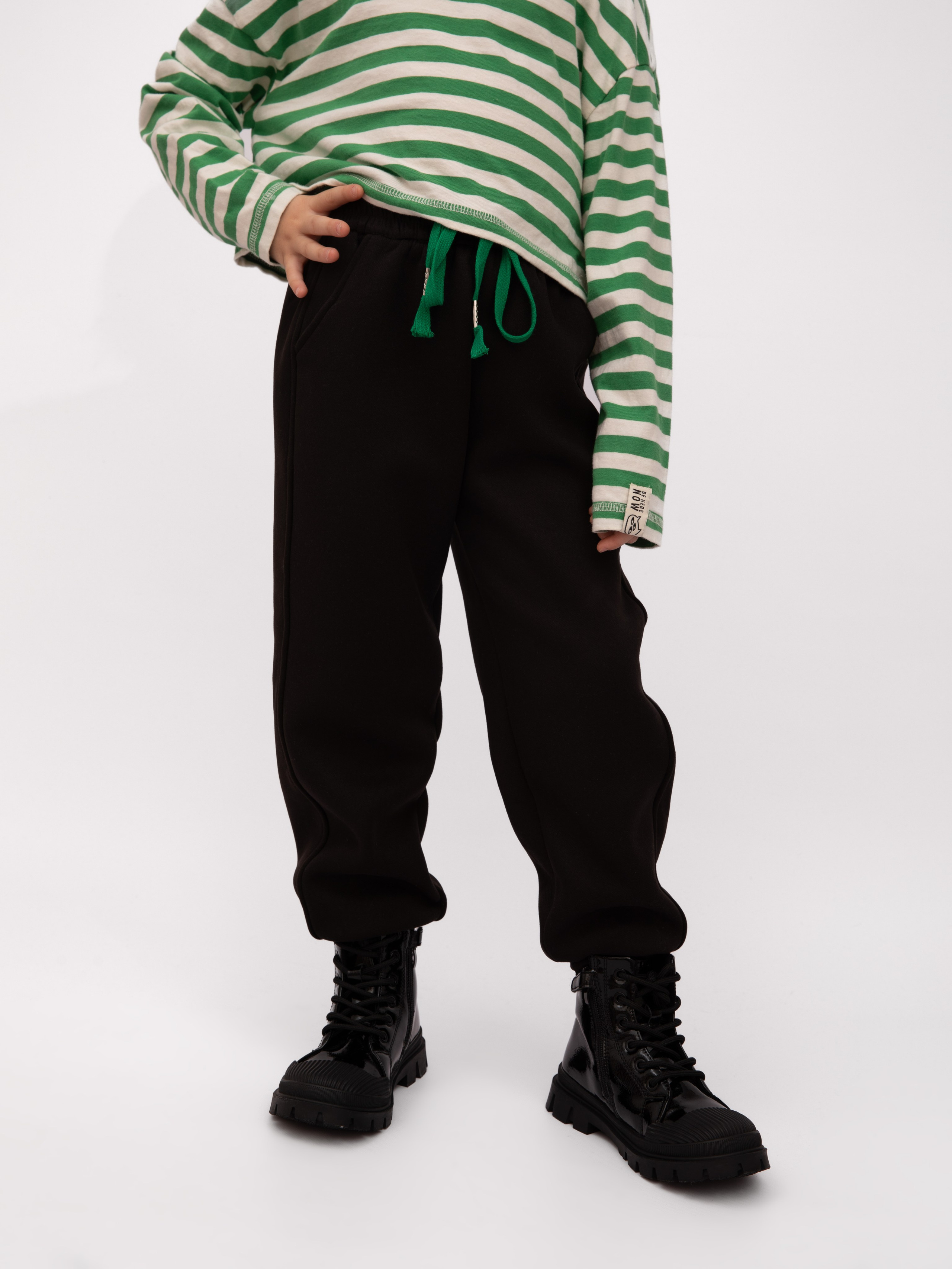 Детские брюки. Фотостудия предметной и модельной съёмки для маркетплейсов