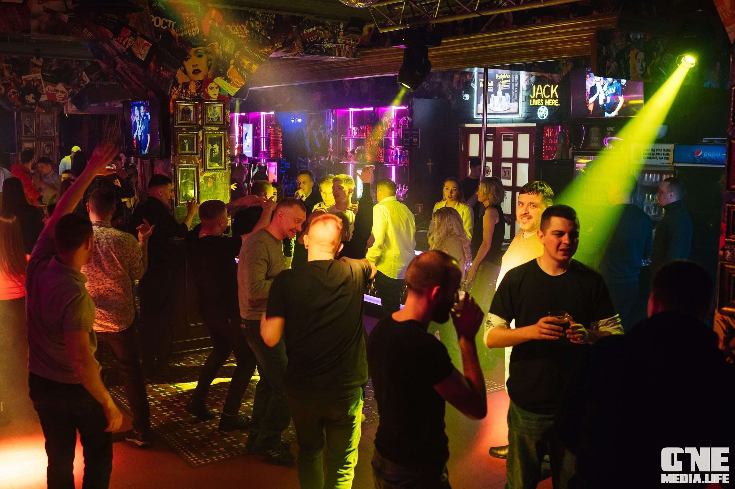 Пятничная туса в XxxX. One Media Life: фоторепортажи, фотоотчеты с мероприятий и заведений
