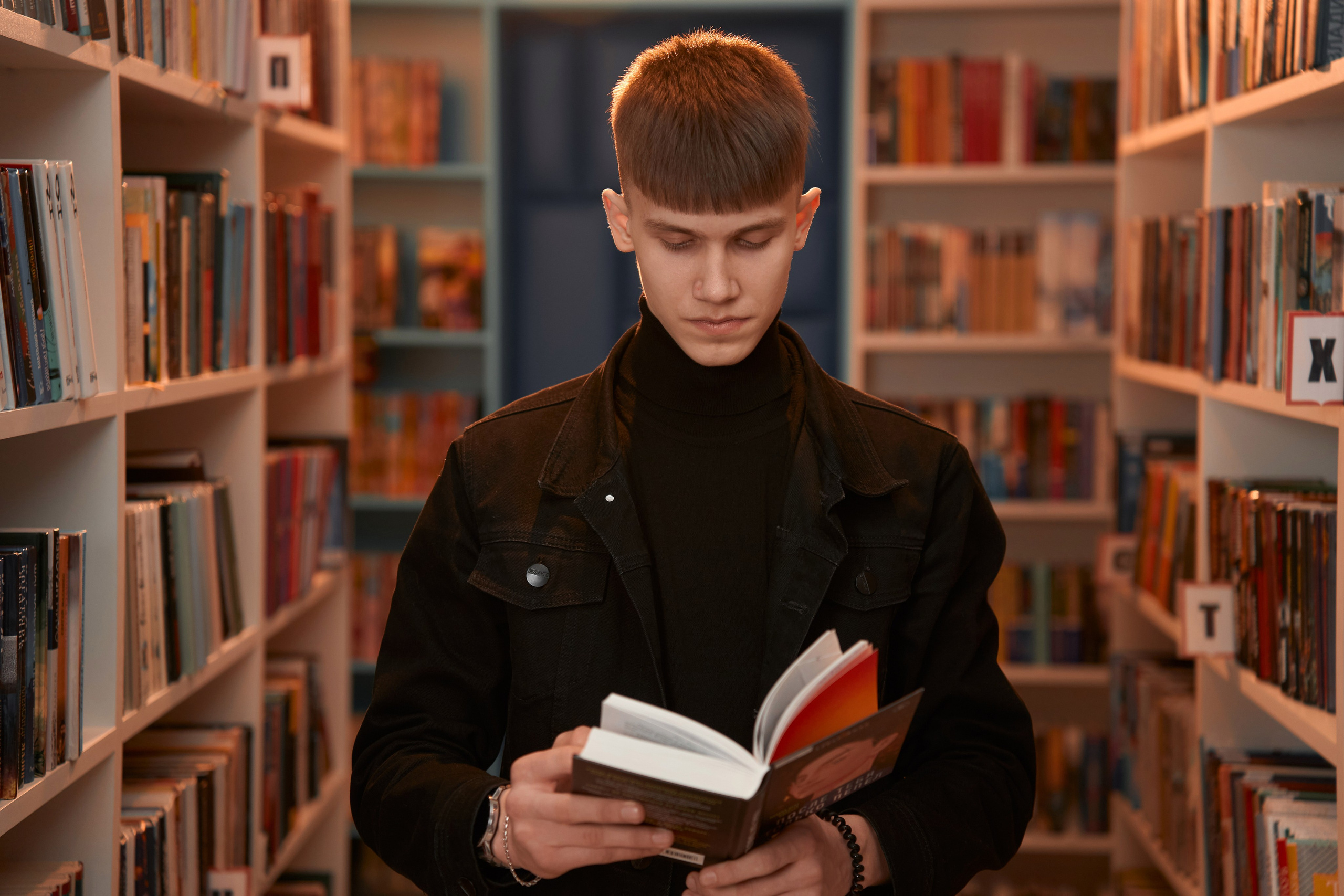 Артём в библиотеке. Фотограф и видеограф Павел Серобабов