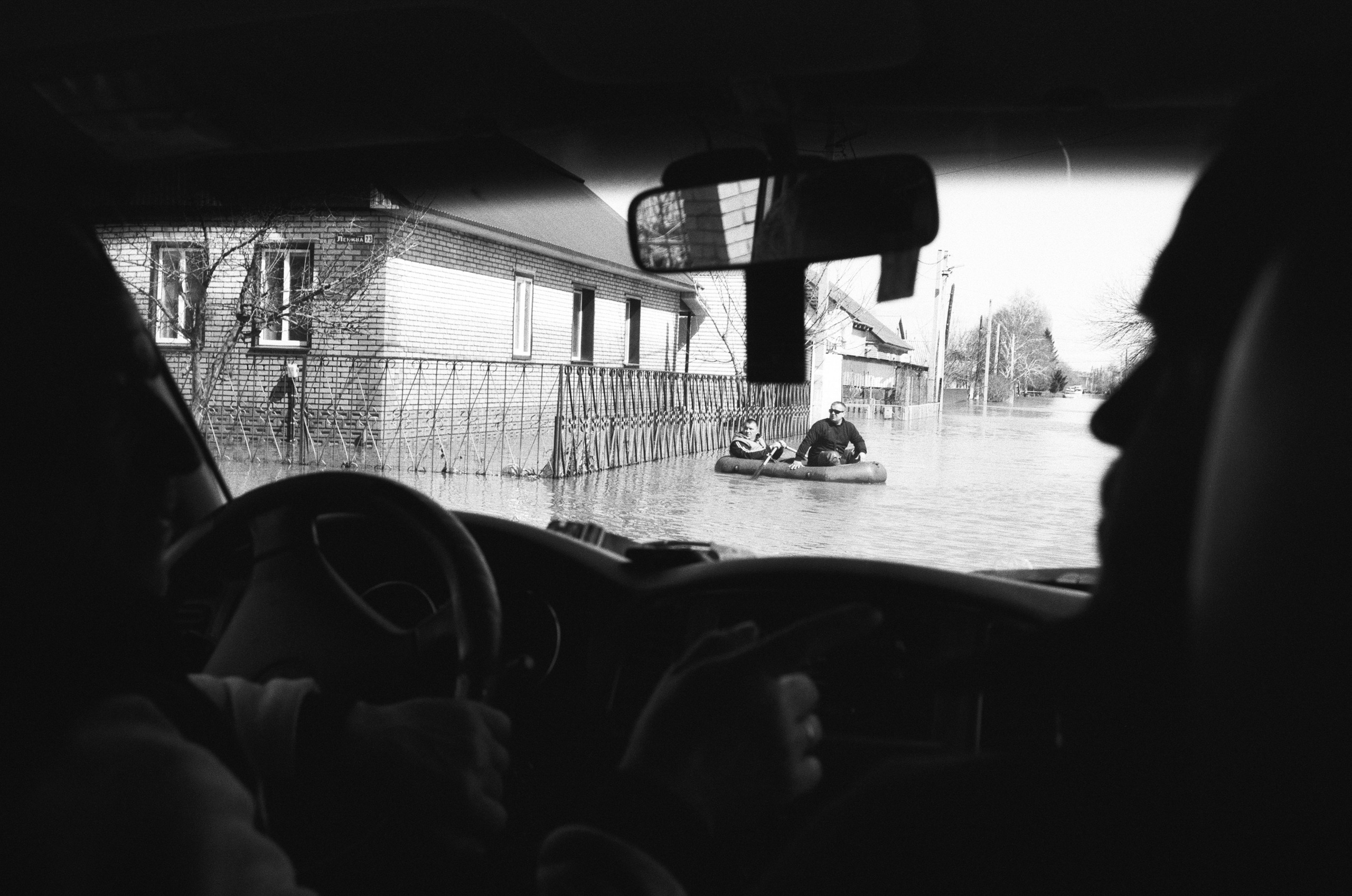 Сергей и его сын едут по улице Ленина на внедорожнике навстречу надувной лодке | 11.04.2024 / г. Орск