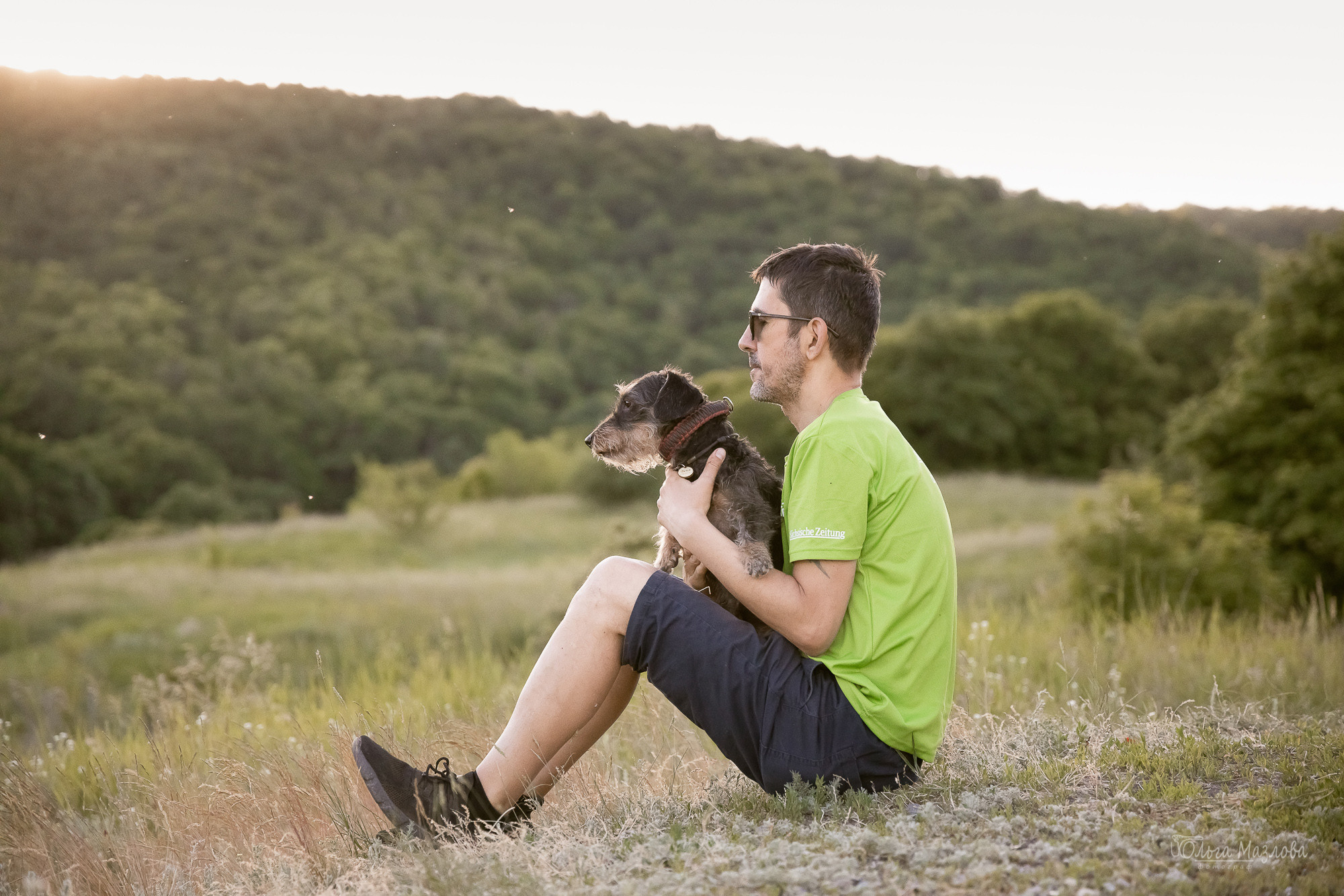 Человек с собакой на закате