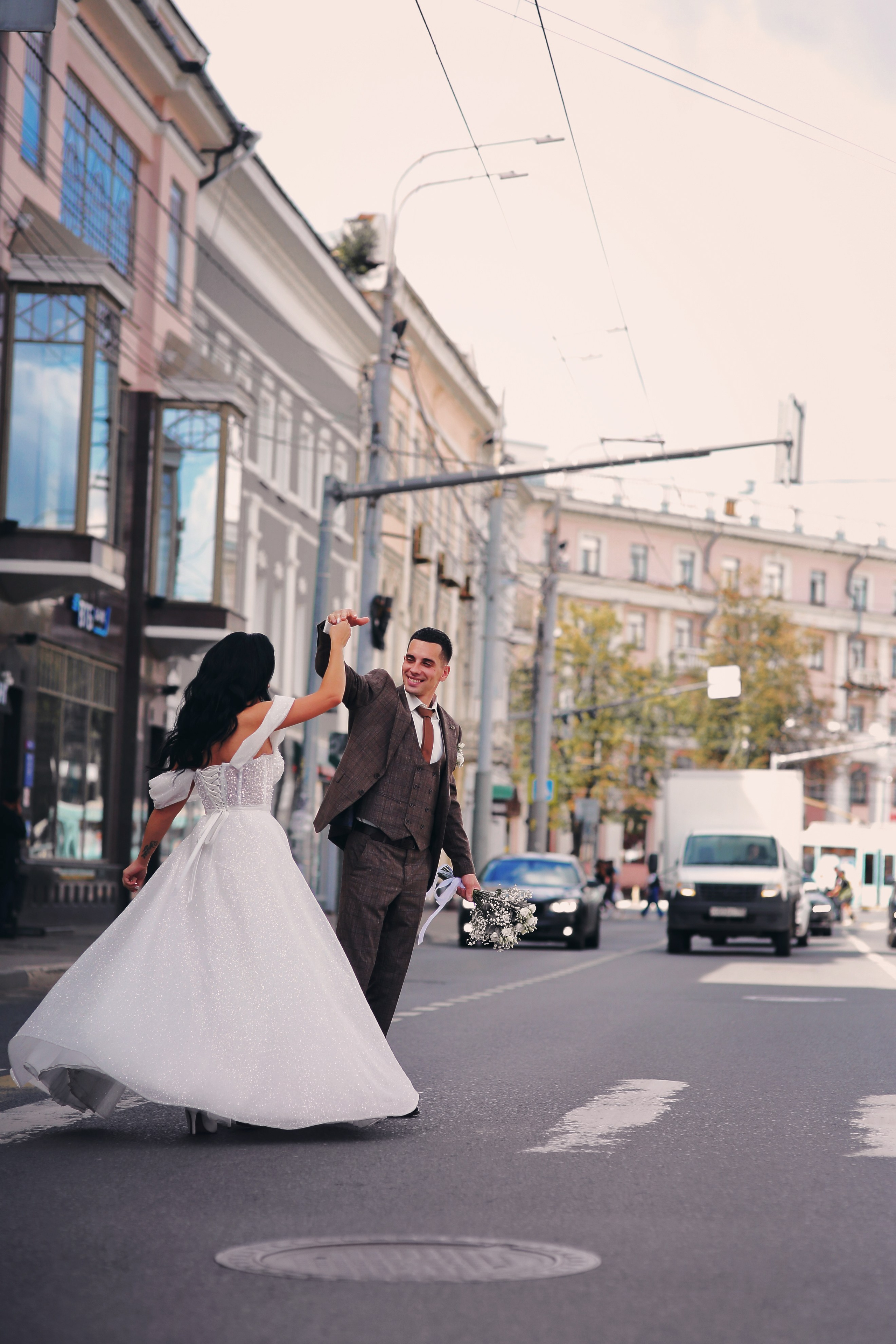 Съемка пары Марии и Ильи, гуляющих по городу. Свадебный и репортажный фотограф в Ярославле и Санкт-Петербурге Роман Микрюков