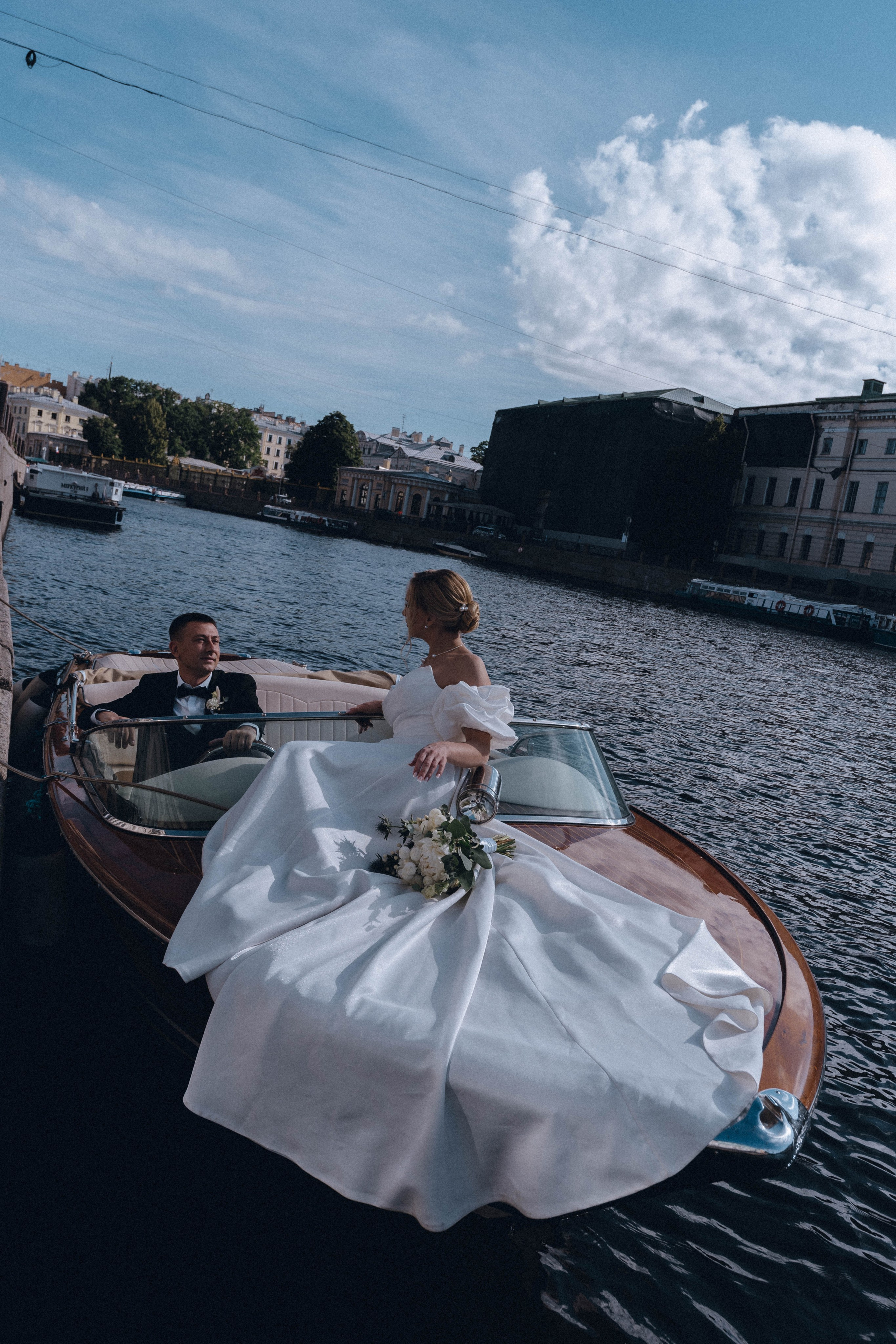 СВАДЕНБНАЯ СЬЕМКА НА КАТЕРЕ ПО КАНАЛАМ САНКТ-ПЕТЕРБУРГА И В АКВАТОРИИ НЕВЫ. Профессиональный фотограф, Санкт-Петербург — Виктория Богомолова