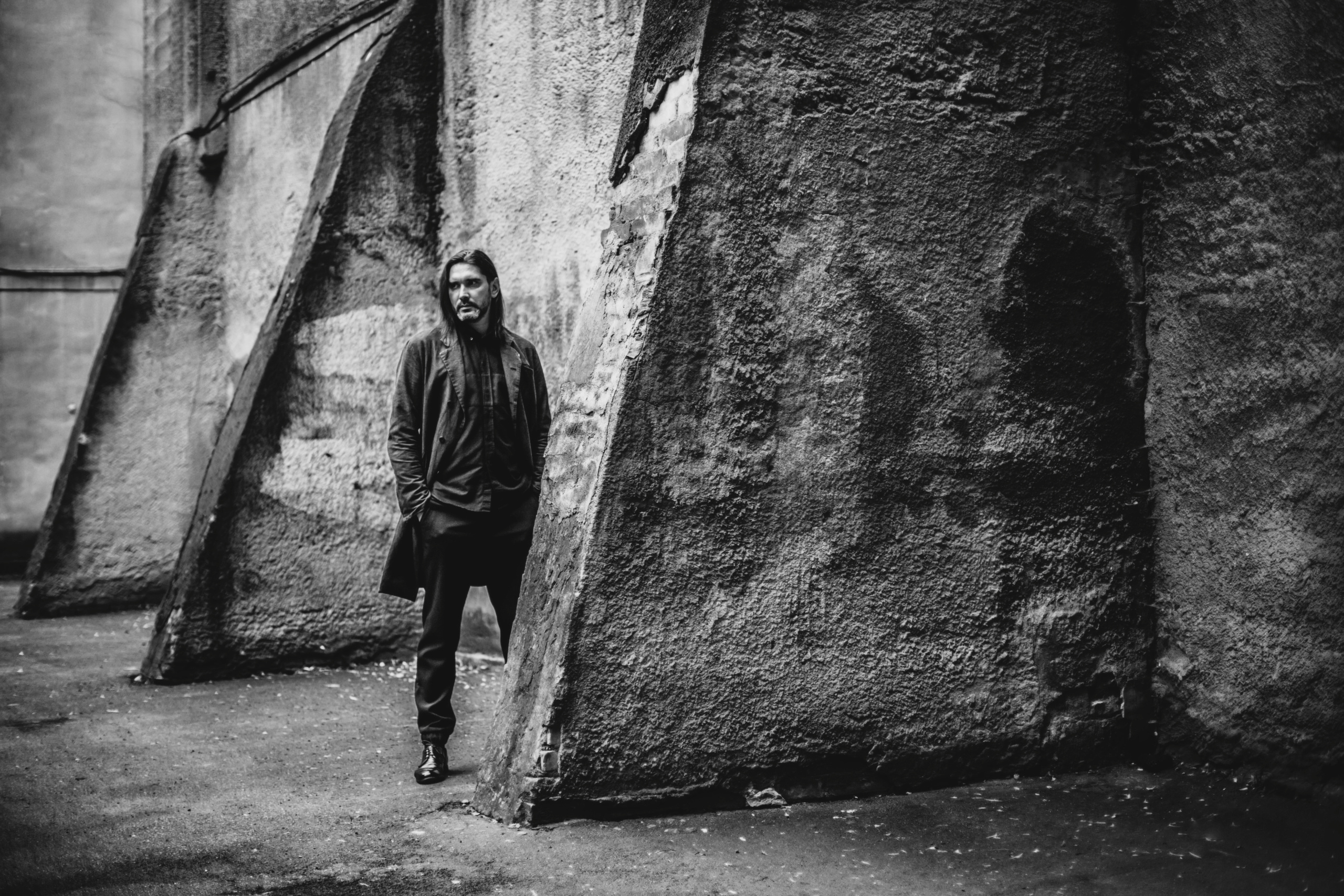 Уличный мужской портрет на фоне города. Детский, свадебный и семейный фотограф Юлия Курбатова, Санкт-Петербург