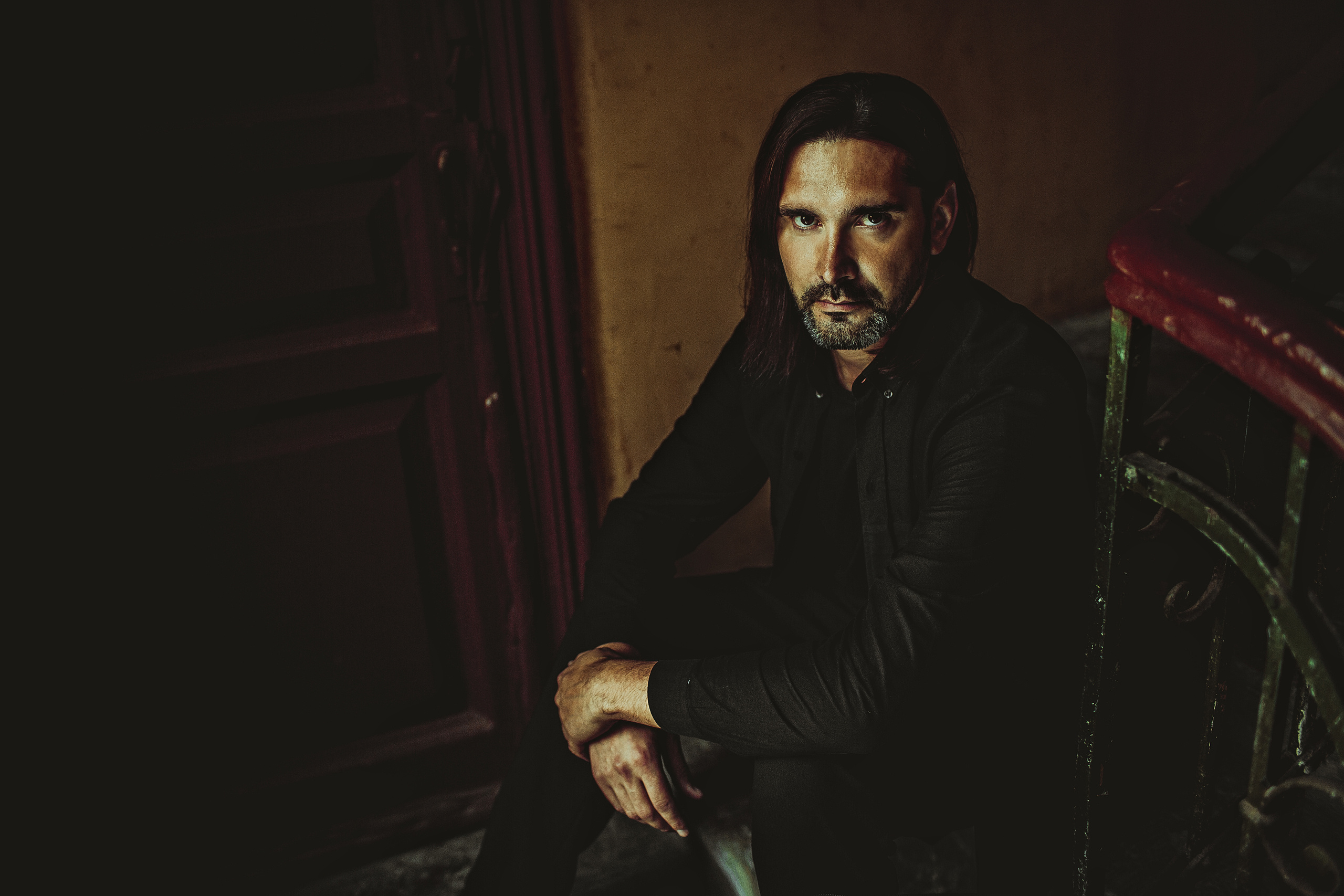 Уличный мужской портрет на фоне города. Детский, свадебный и семейный фотограф Юлия Курбатова, Санкт-Петербург