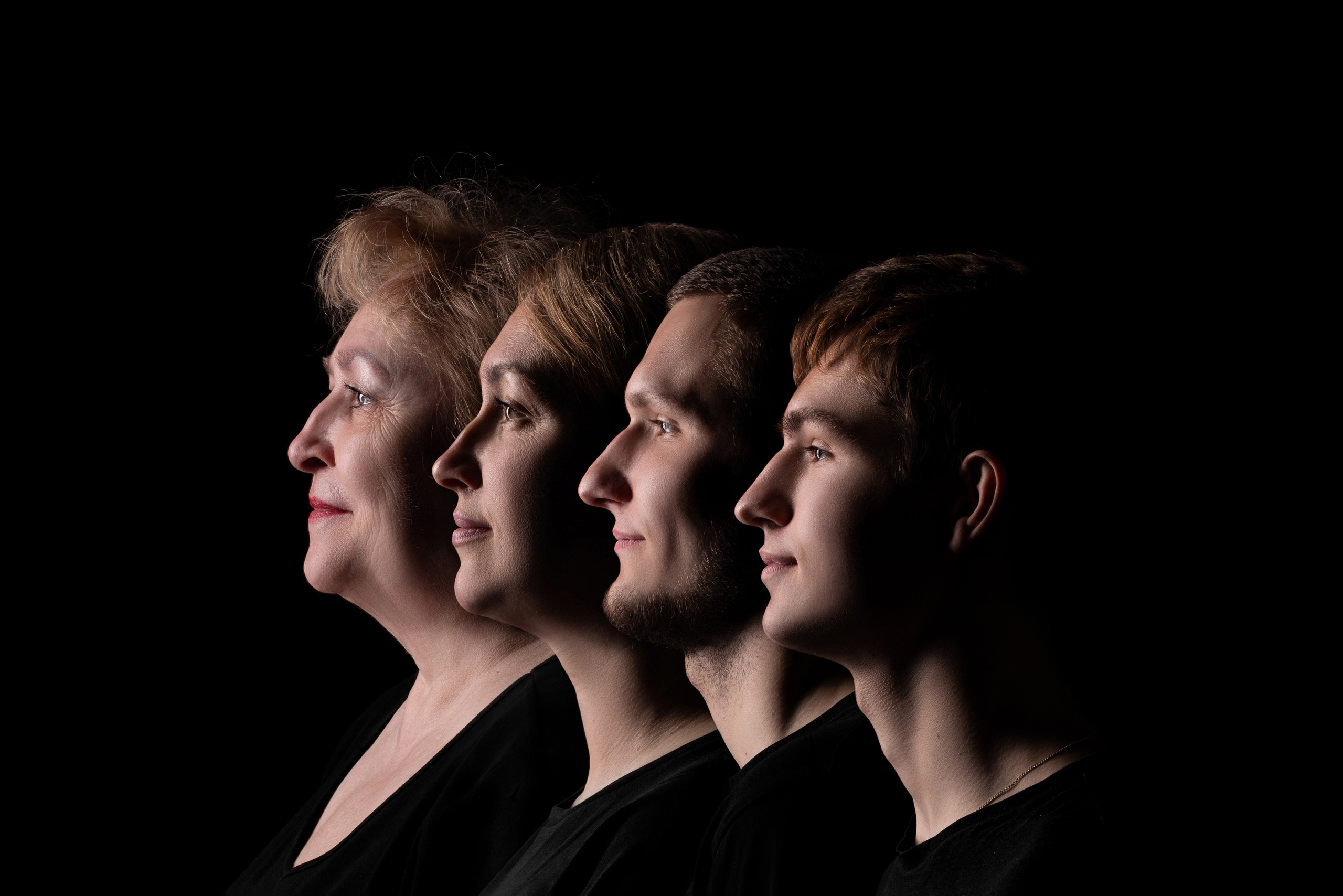 Портрет на черном фоне. Фотограф беременности Черникова Анна. Тюмень