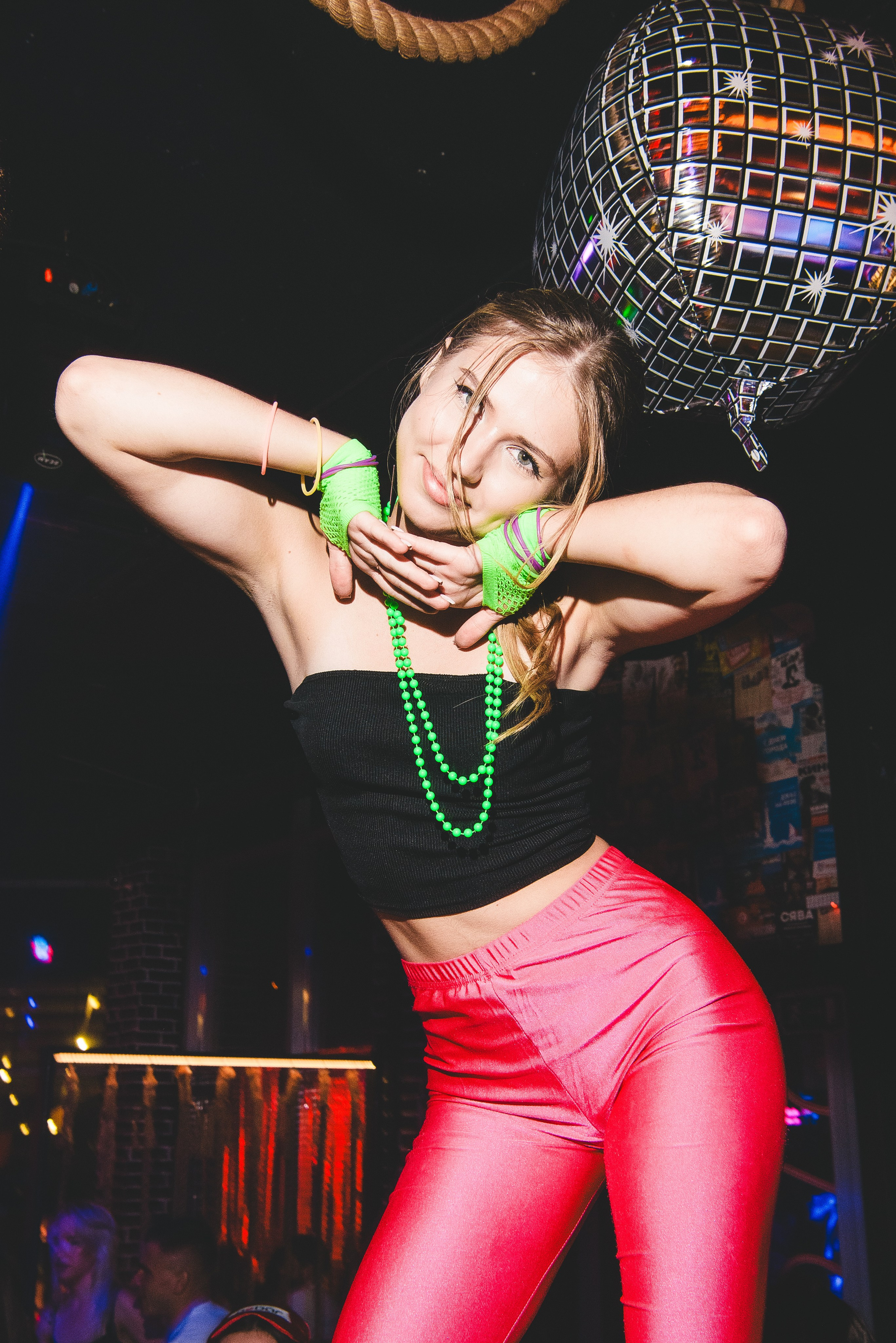 Гоу-гоу на барной стойке в стиле 90х