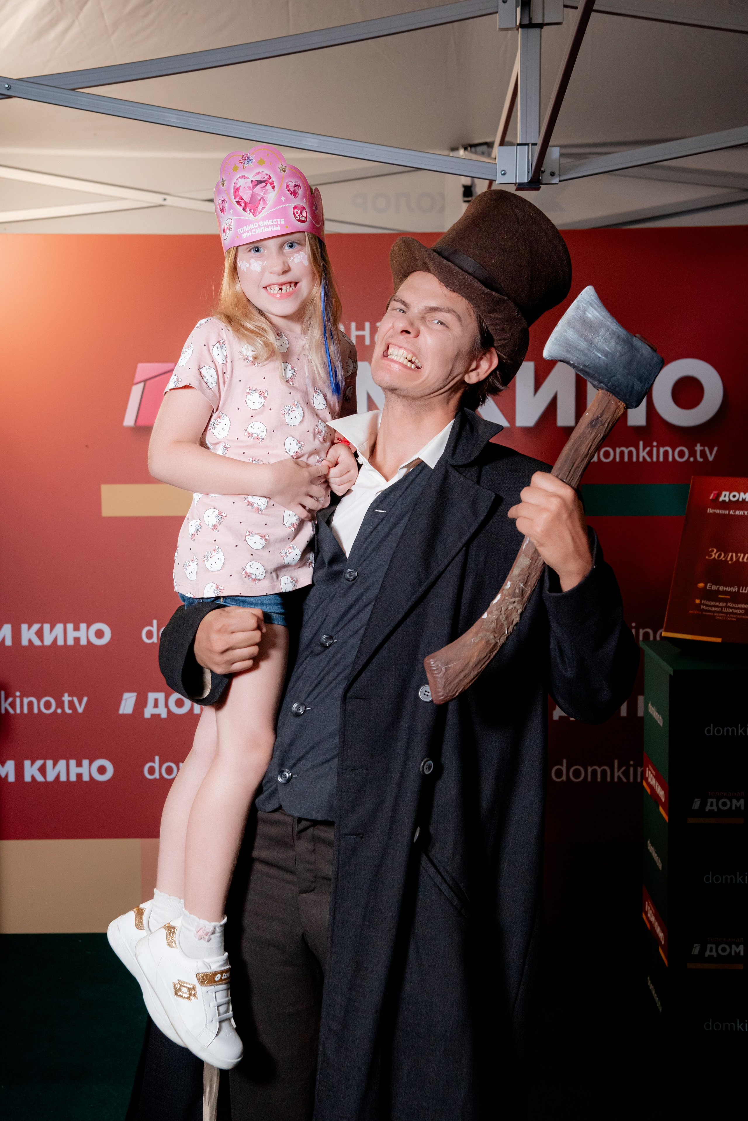 Портретные фото с артистами в палатке Триколор Дом Кинов на день города Волгоград. Фотограф в Волгограде и Волжском Александр Горбань