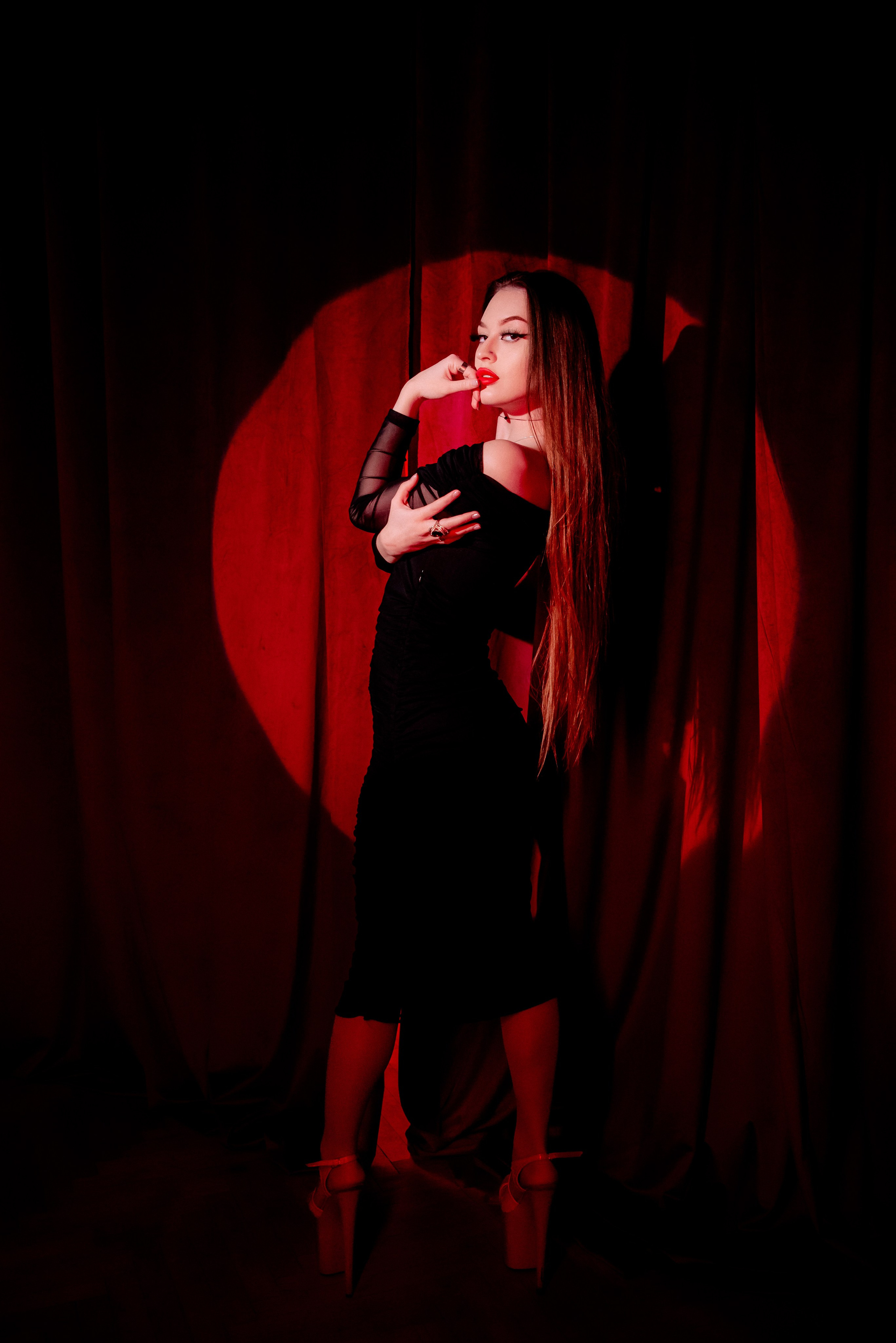 Красная штора. Фотограф в Волгограде и Волжском Александр Горбань