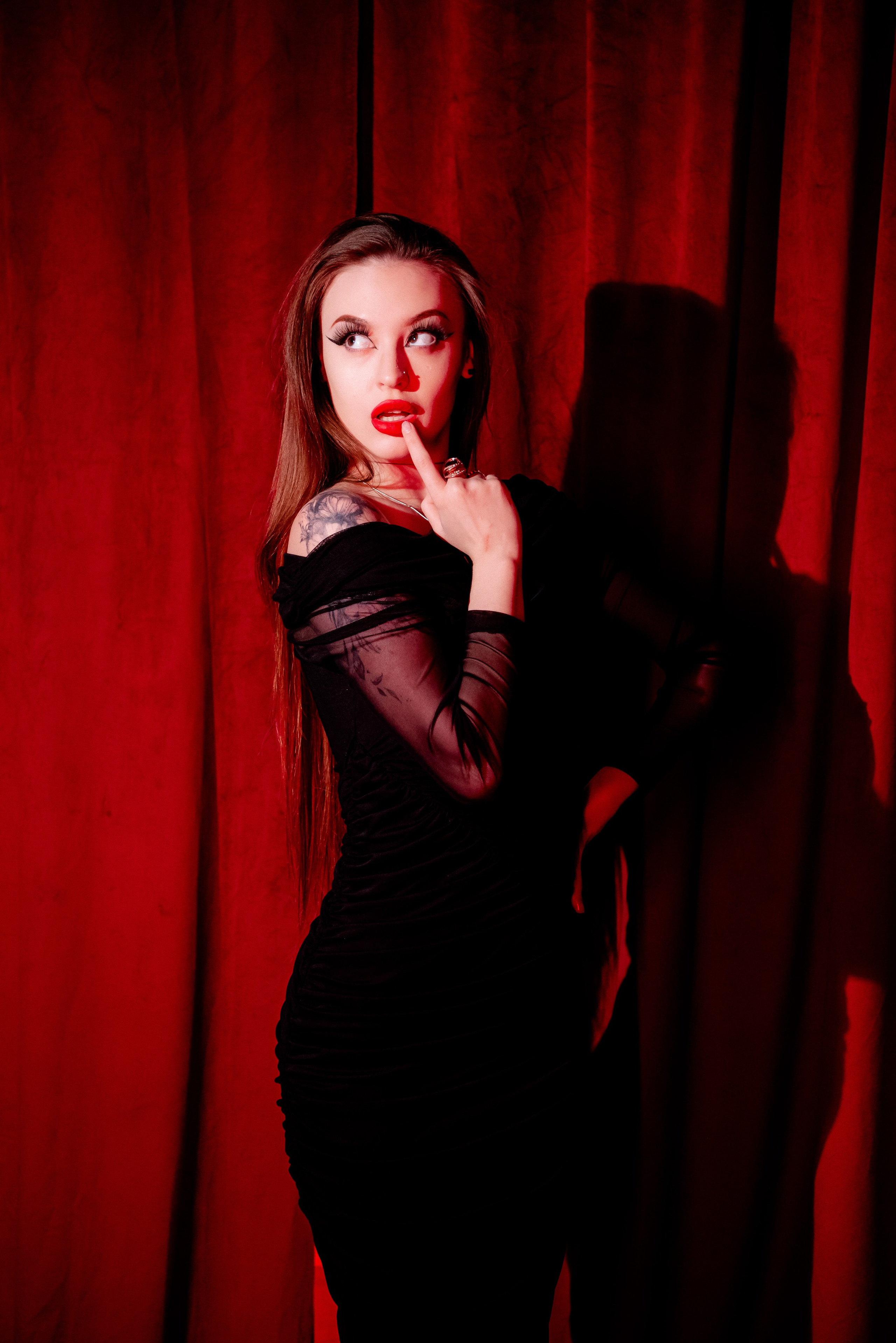 Девушки на красном фоне. Фотограф в Волгограде и Волжском Александр Горбань