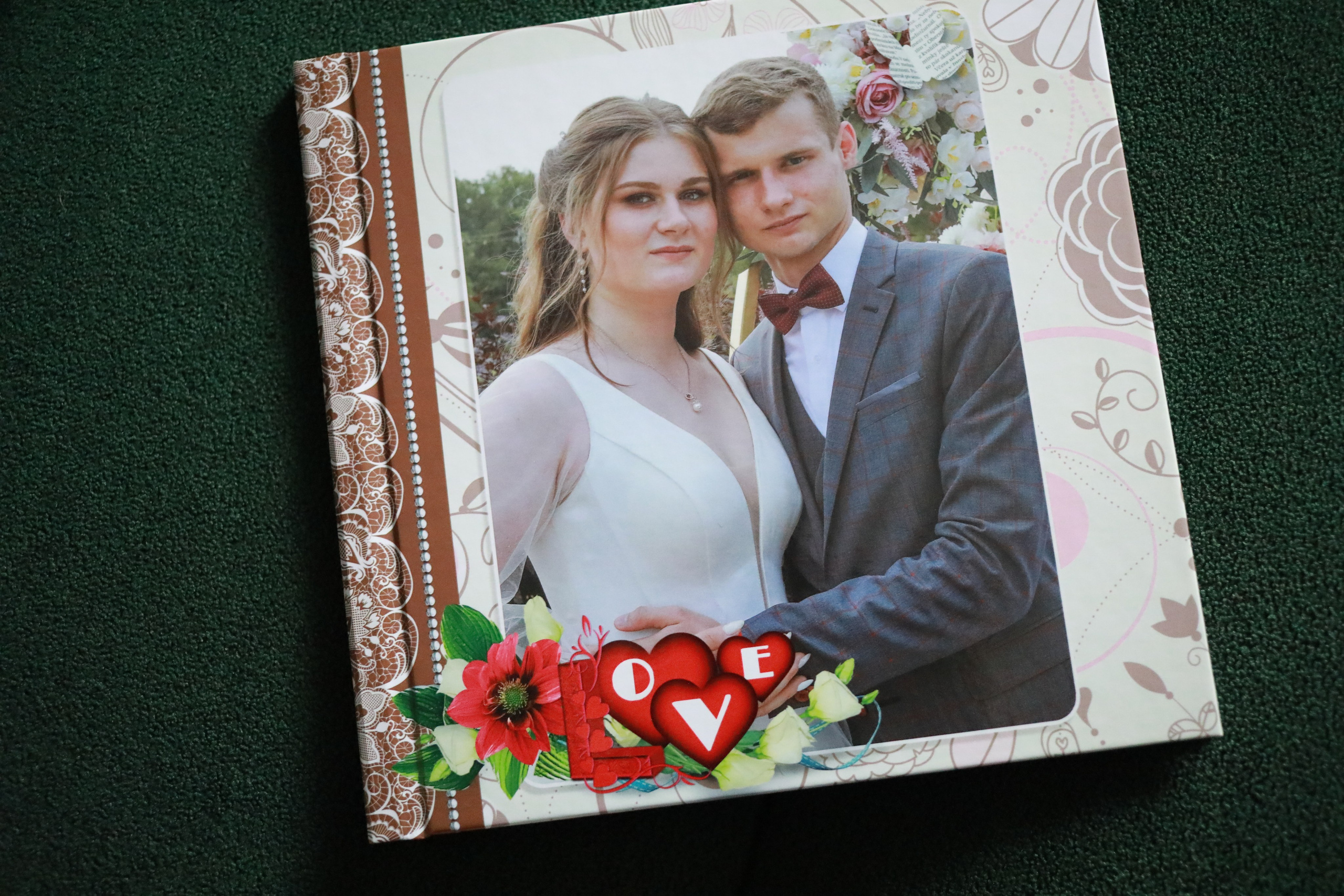 medlori fotobook Фотокниги в Липецке. Свадебная фотокнига «WEDDING DAY» Фотокнига постраничная (от 20 до 40 страниц), цена зависит от количества разворотов. Варианты фотокниг, созданные мной от фотосъёмки до дизайна. Цена: от 7500 руб за 10 разворотов. Обложка жёсткая, листы 350 мг. Фотограф Медведева Лариса.