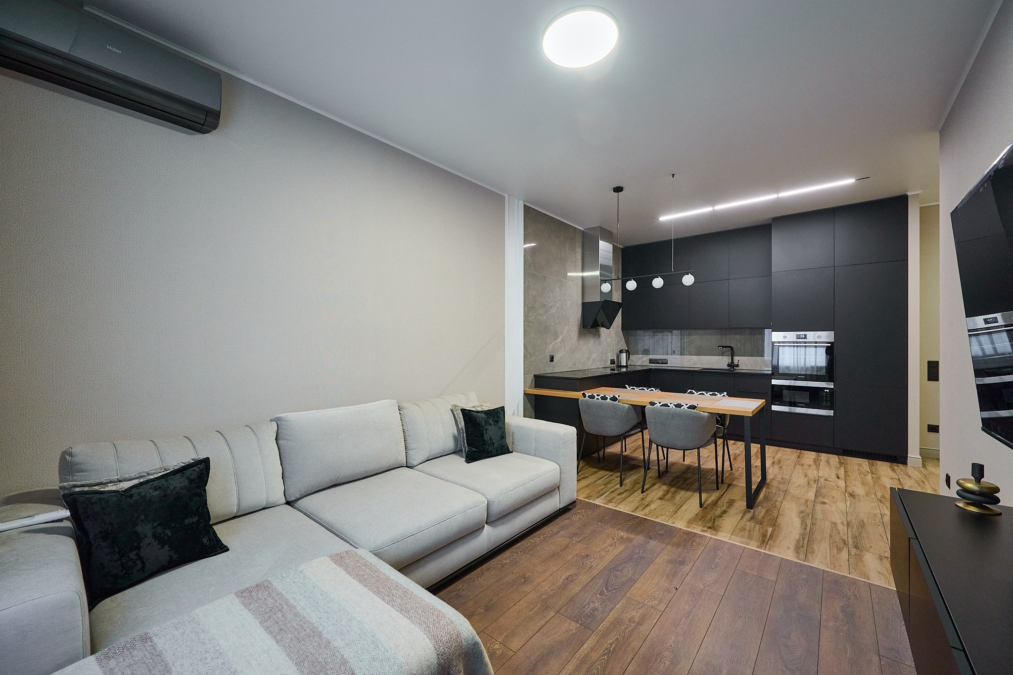 белый диван белая стена  