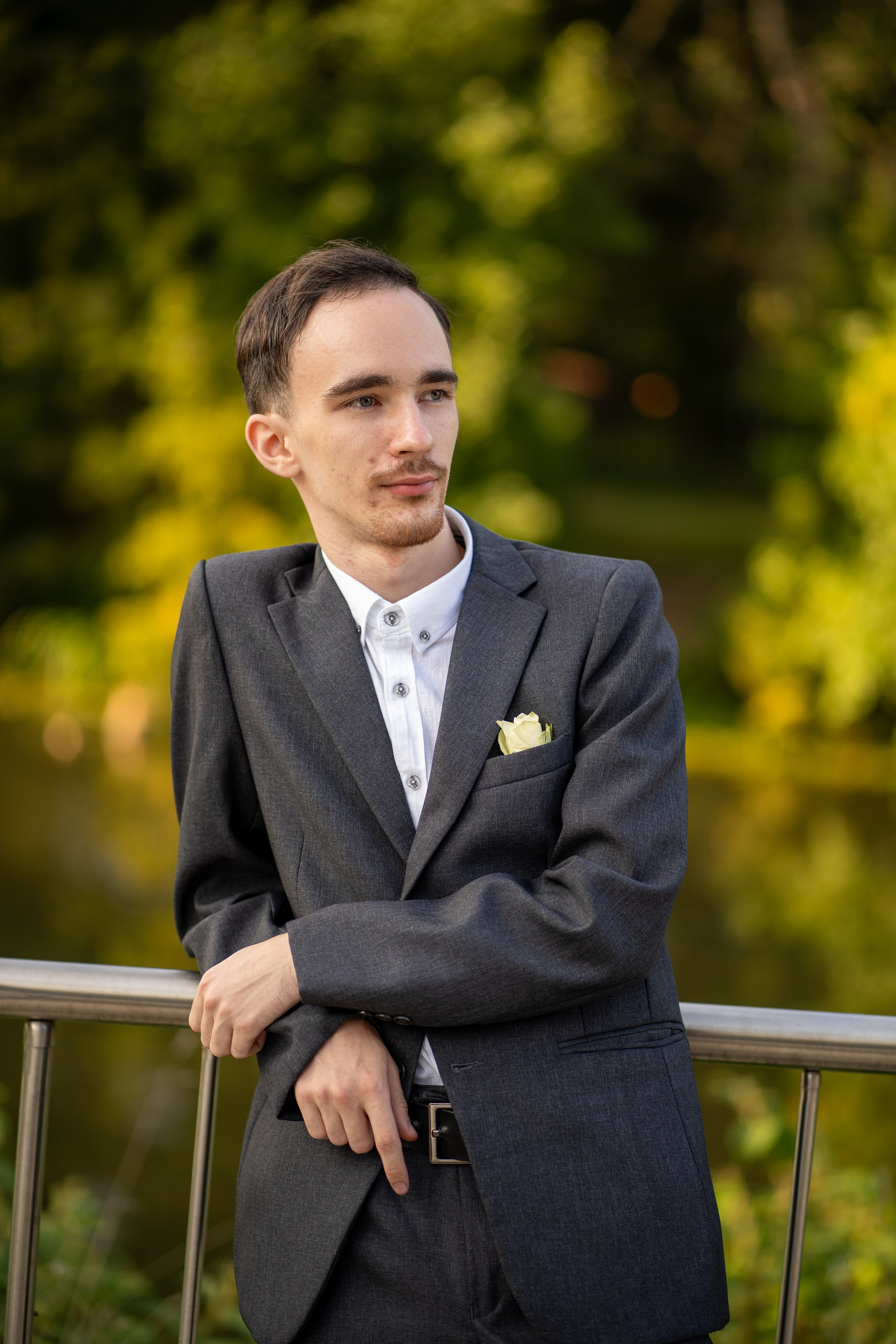 Жених на мосту у реки