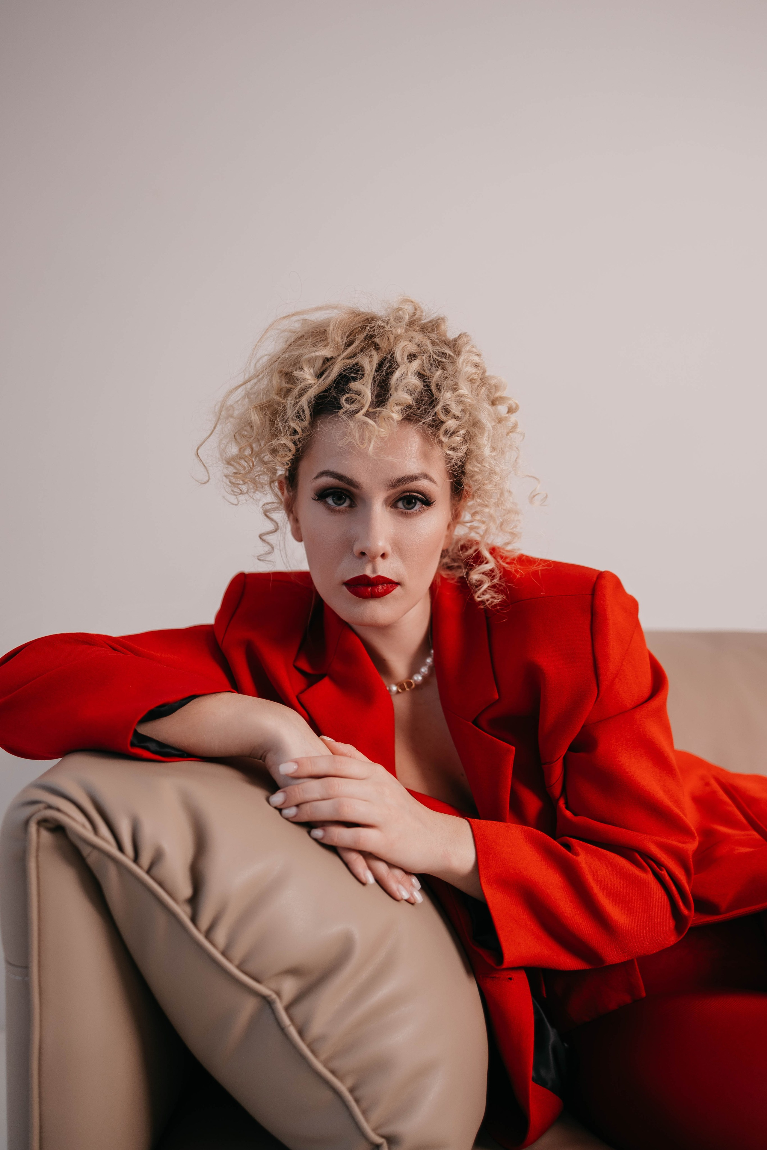 Ира в красном. Фотостудия Cute_photostudio в Твери. Фотограф в Твери Лагодная Яна