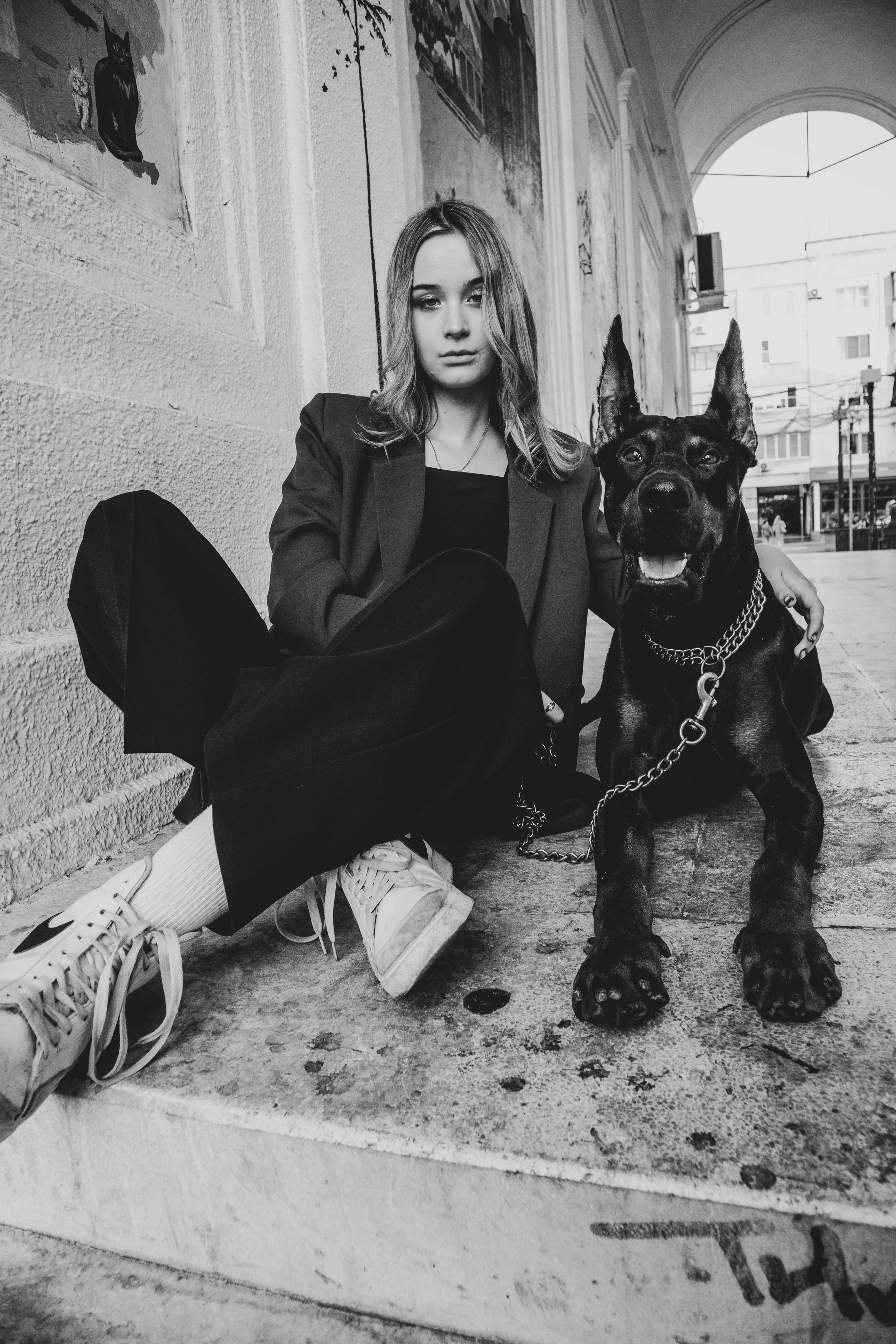 «Жизнь в ритме шага: пара с доберманом». Уличный фотограф Города N