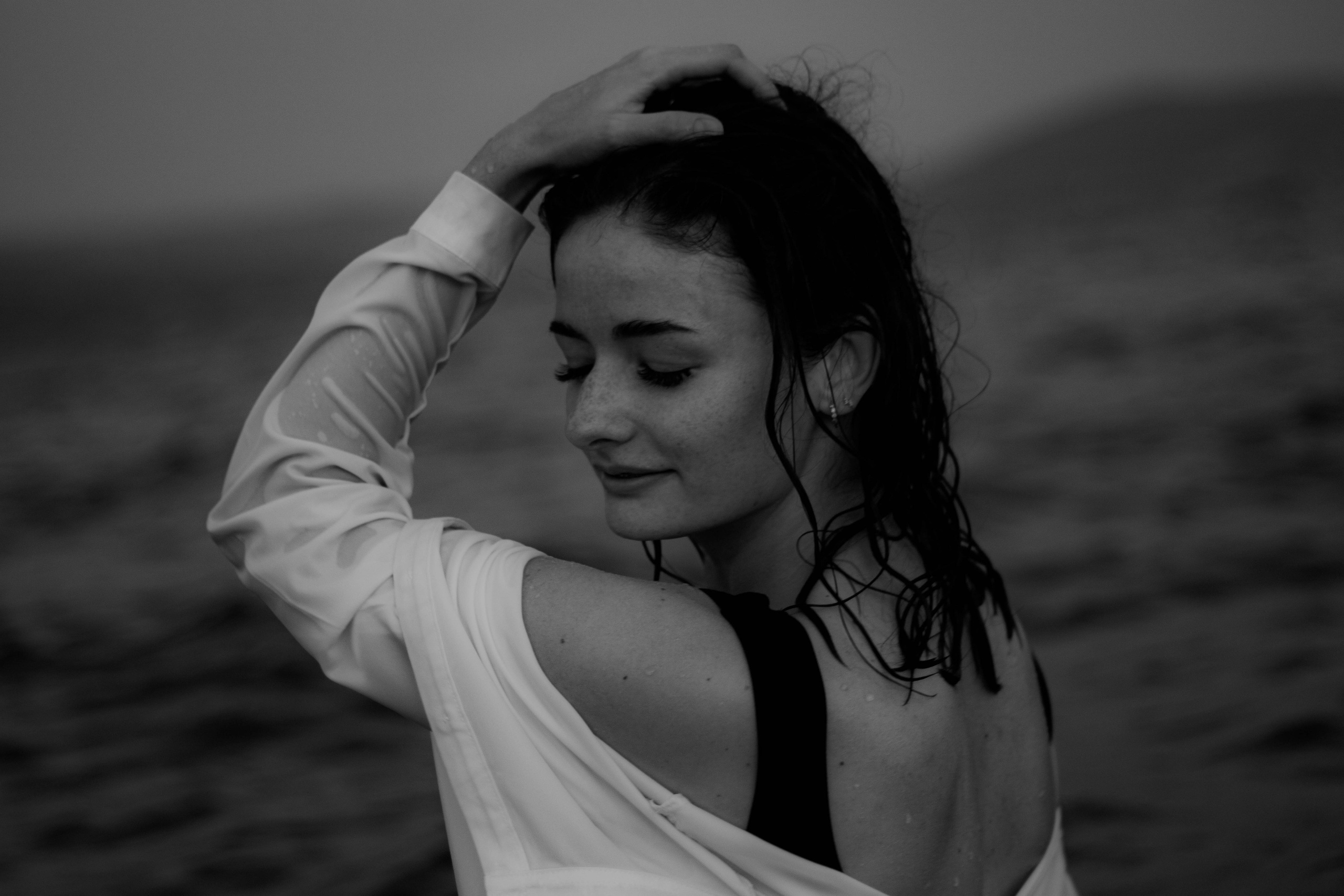 «Невесомость волн: девушка и море». Уличный фотограф Города N