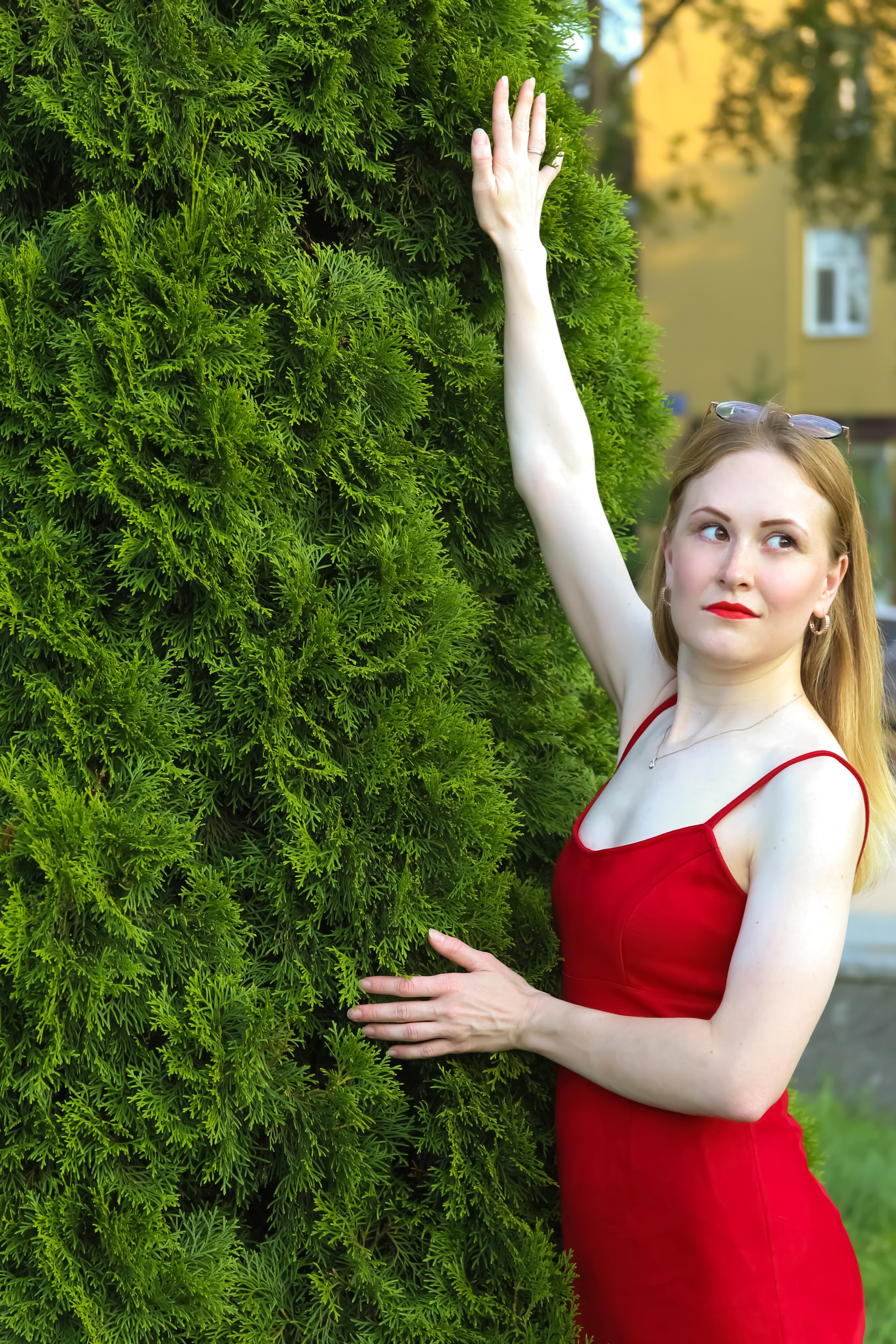 Маша на прогулке летом. Фотограф Пермь. Фотосессия в фотостудии Перми и на свежем воздухе