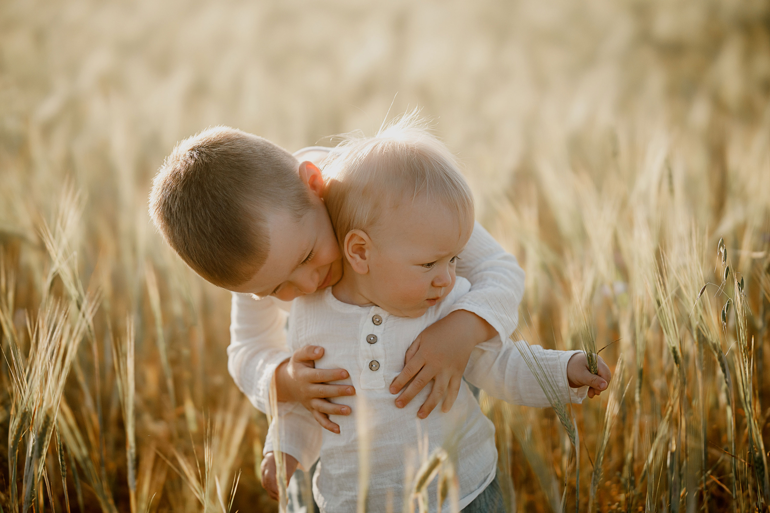 Глеб, Лена, Лев и Родя в полях. Пухова Татьяна фотограф в Перми