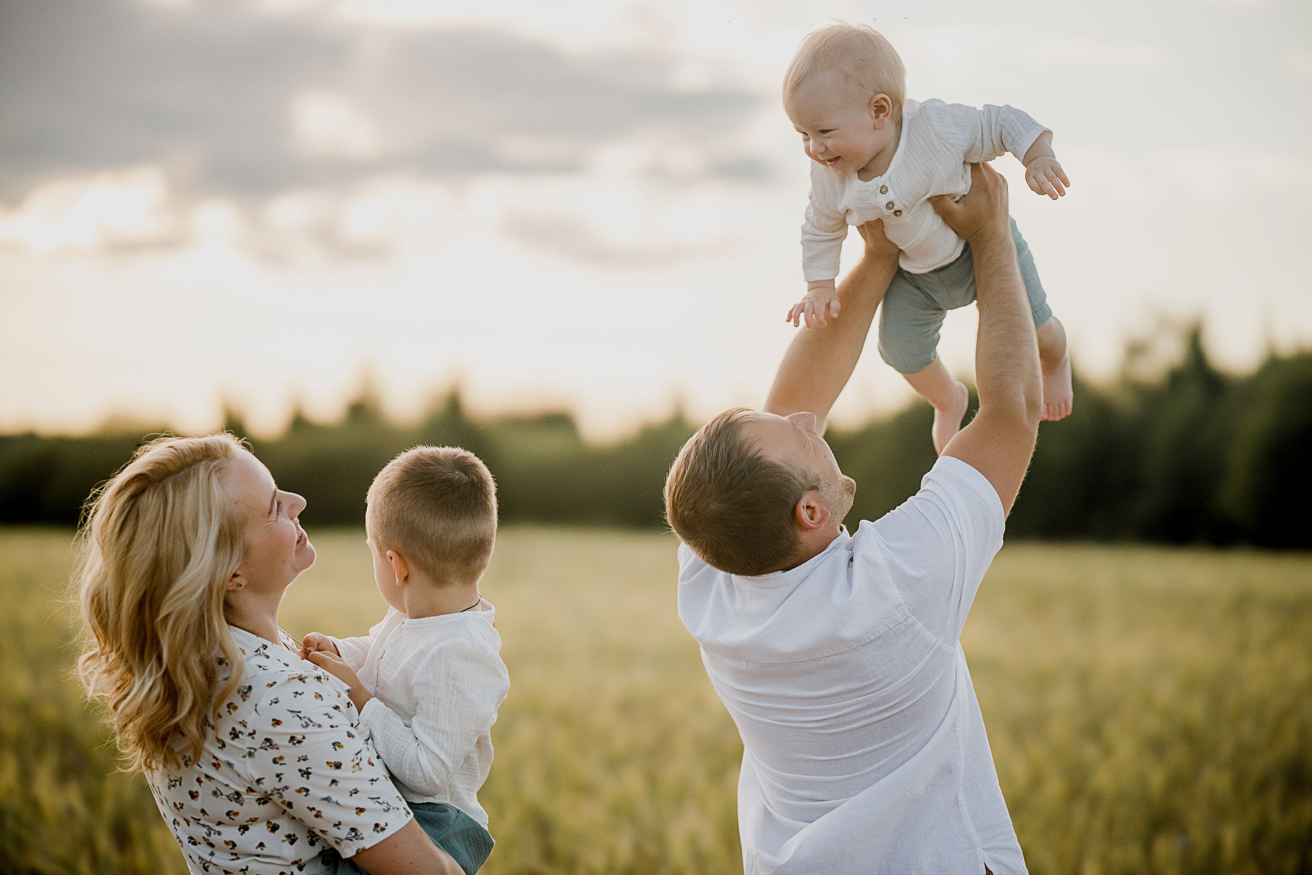 Глеб, Лена, Лев и Родя в полях. Пухова Татьяна фотограф в Перми