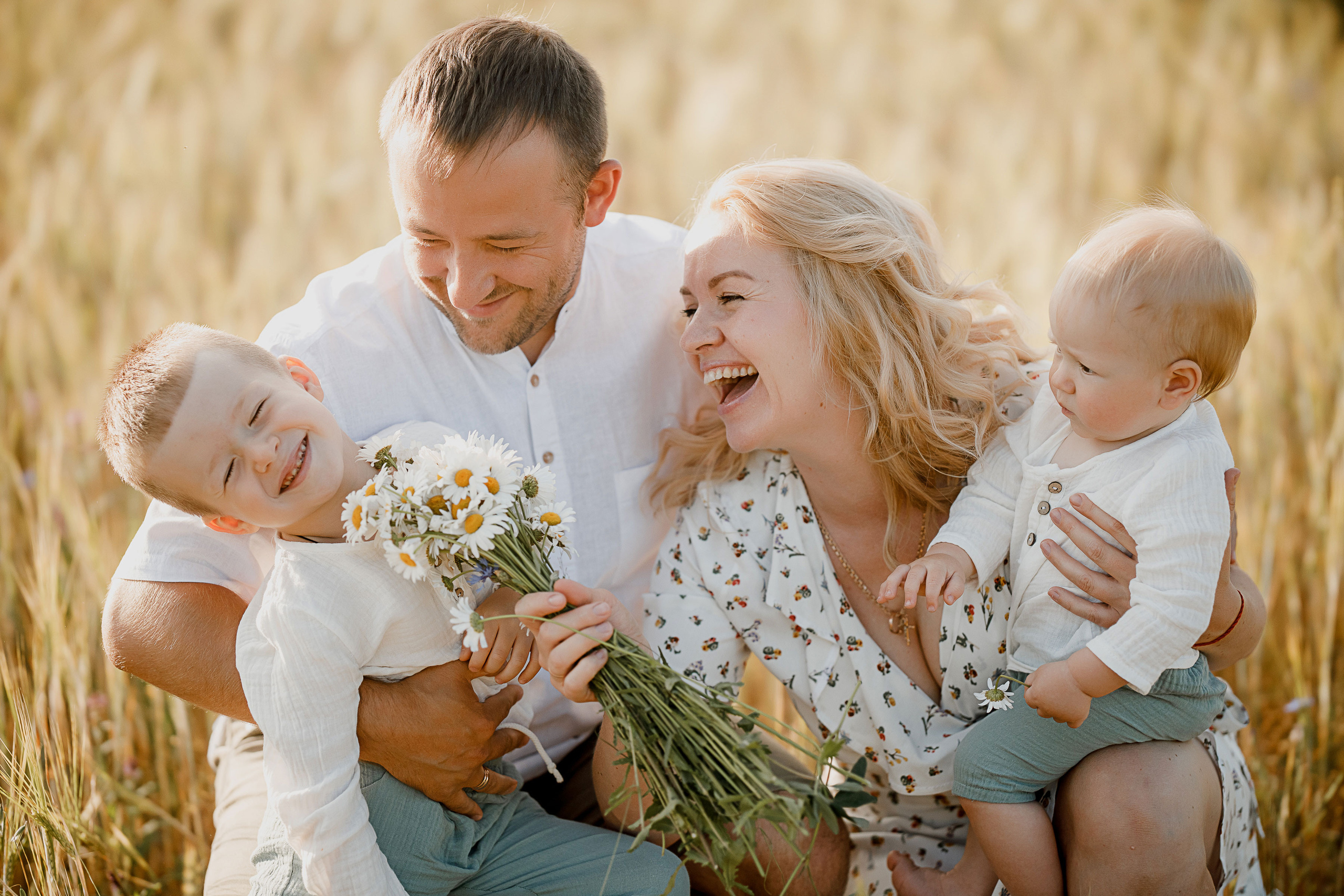 Глеб, Лена, Лев и Родя в полях. Пухова Татьяна фотограф в Перми