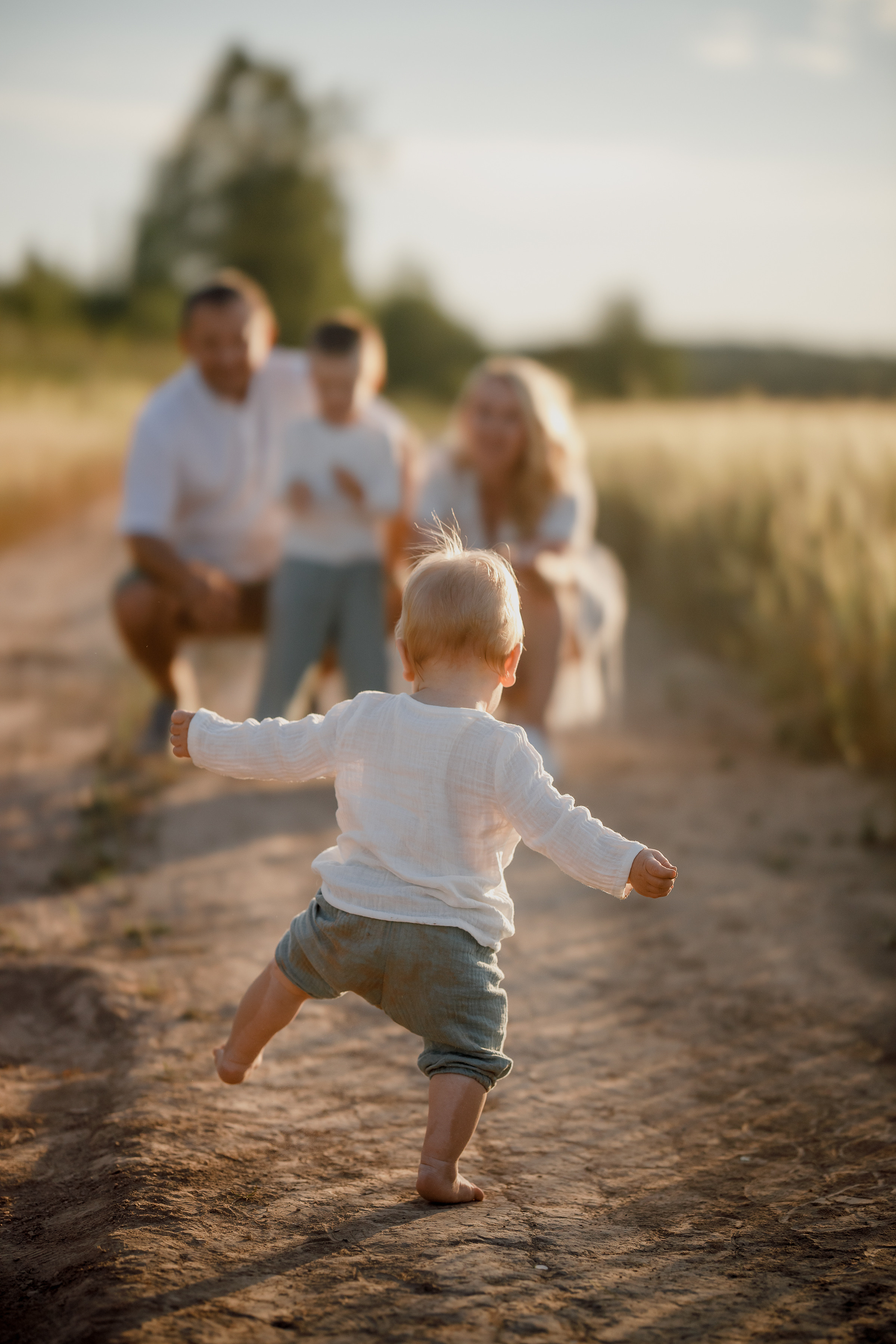 Глеб, Лена, Лев и Родя в полях. Пухова Татьяна фотограф в Перми