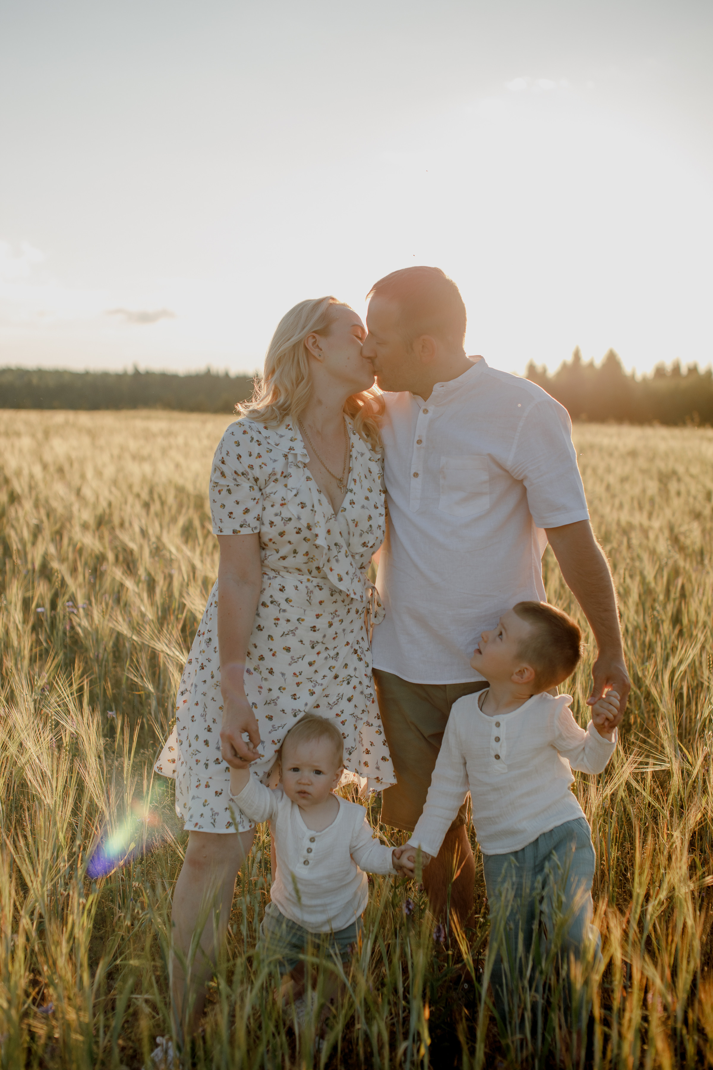 Глеб, Лена, Лев и Родя в полях. Пухова Татьяна фотограф в Перми