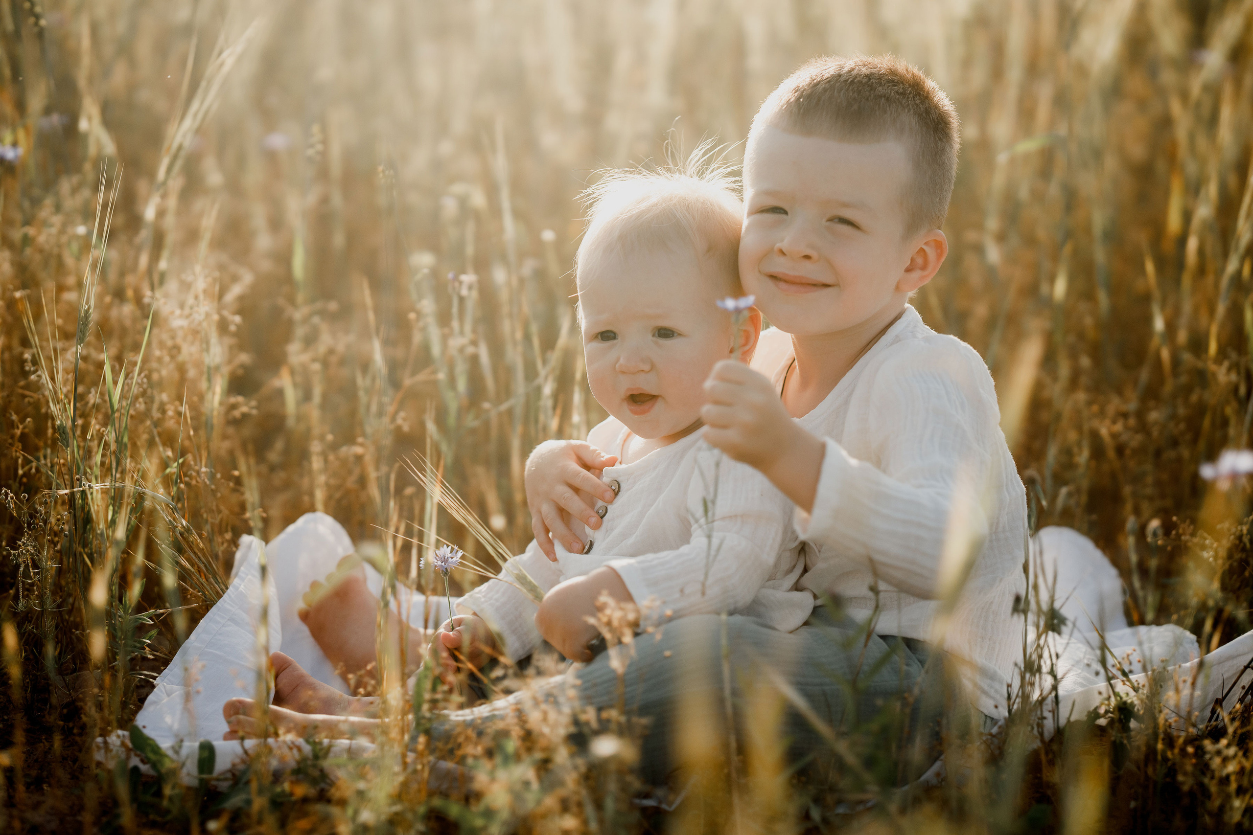 Глеб, Лена, Лев и Родя в полях. Пухова Татьяна фотограф в Перми