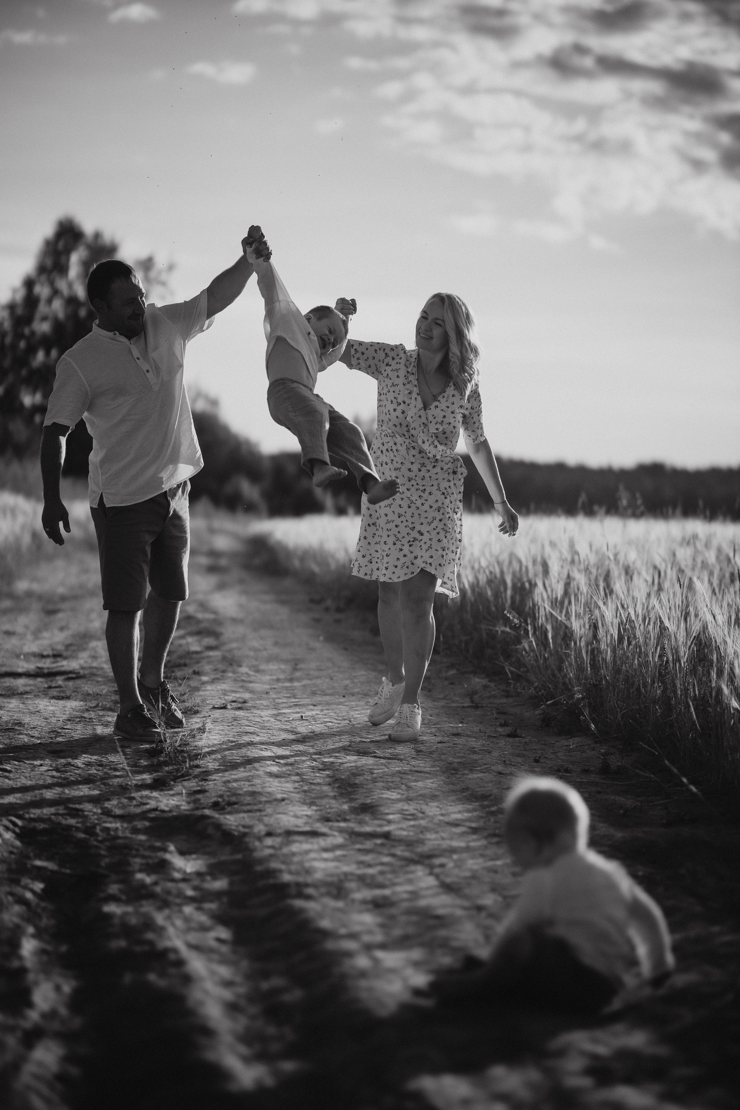 Глеб, Лена, Лев и Родя в полях. Пухова Татьяна фотограф в Перми