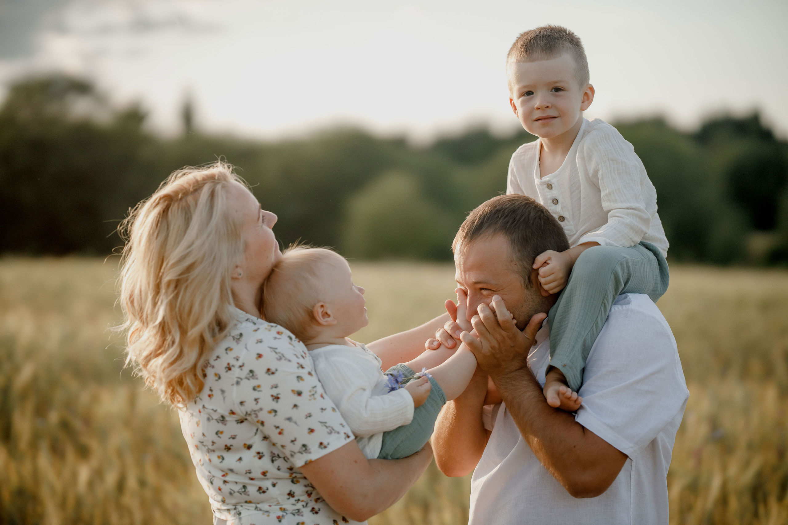 Глеб, Лена, Лев и Родя в полях. Пухова Татьяна фотограф в Перми