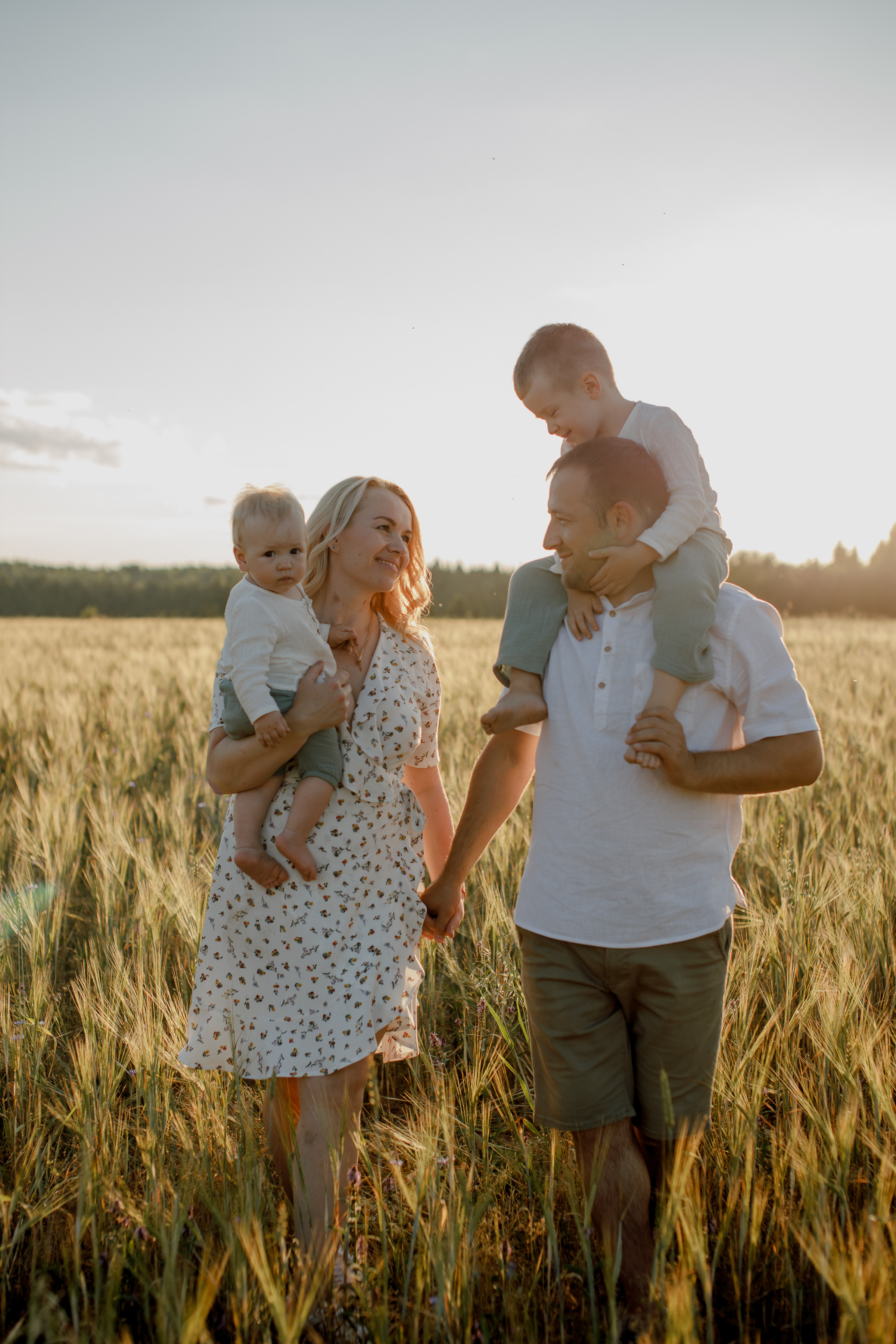 Глеб, Лена, Лев и Родя в полях. Пухова Татьяна фотограф в Перми
