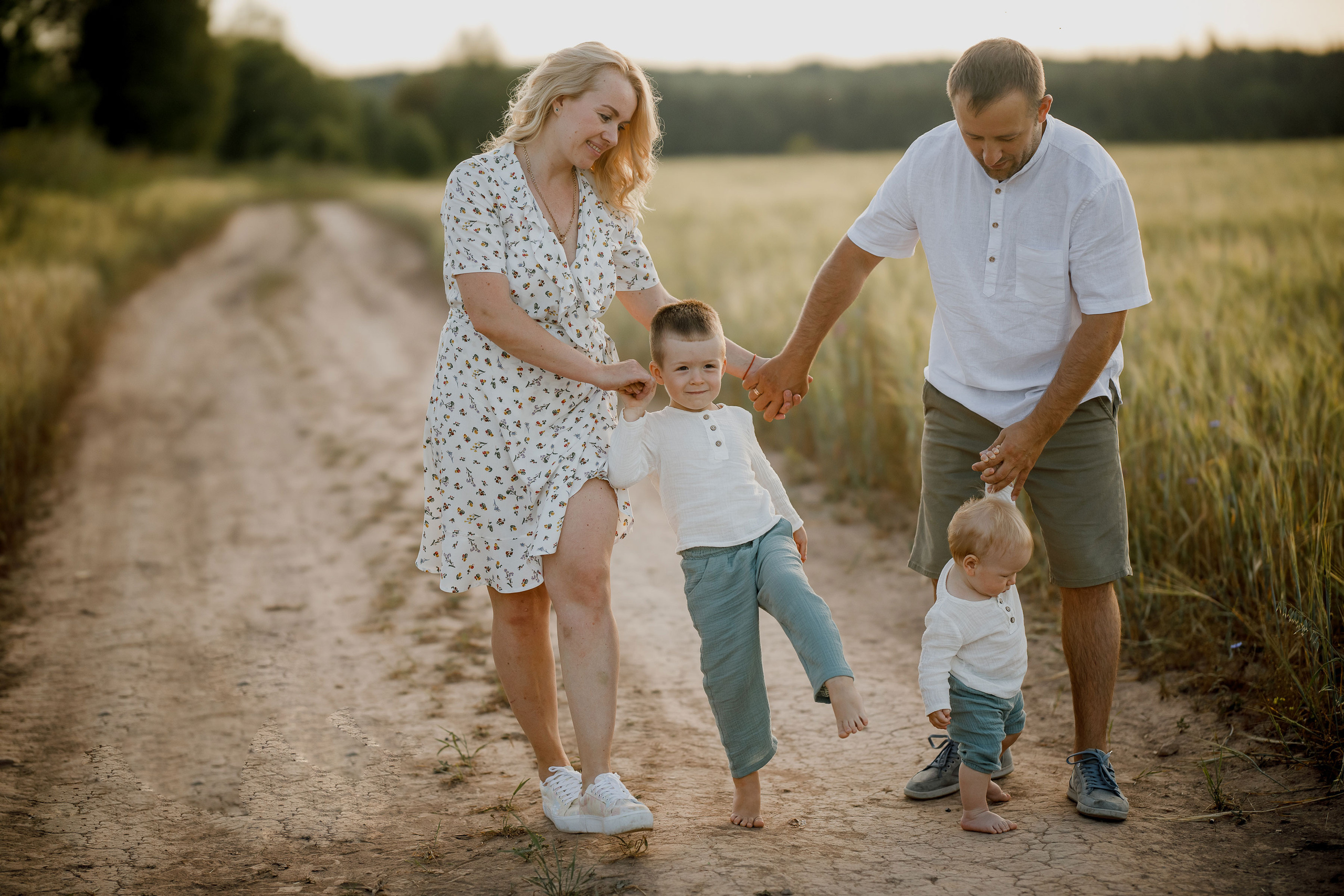 Глеб, Лена, Лев и Родя в полях. Пухова Татьяна фотограф в Перми