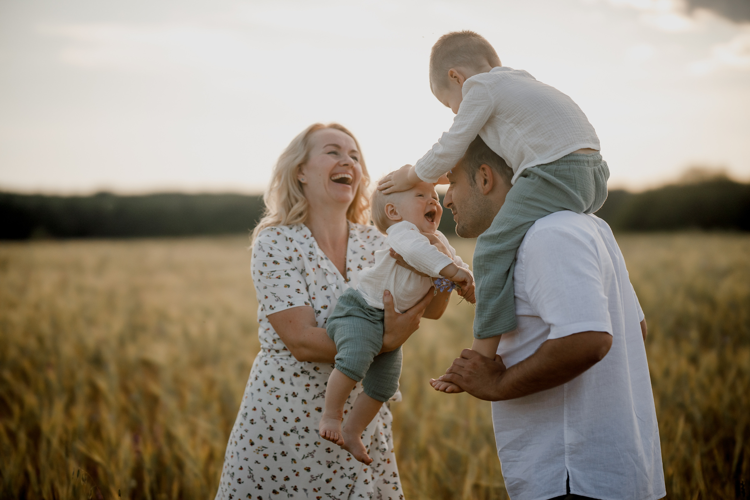 Глеб, Лена, Лев и Родя в полях. Пухова Татьяна фотограф в Перми