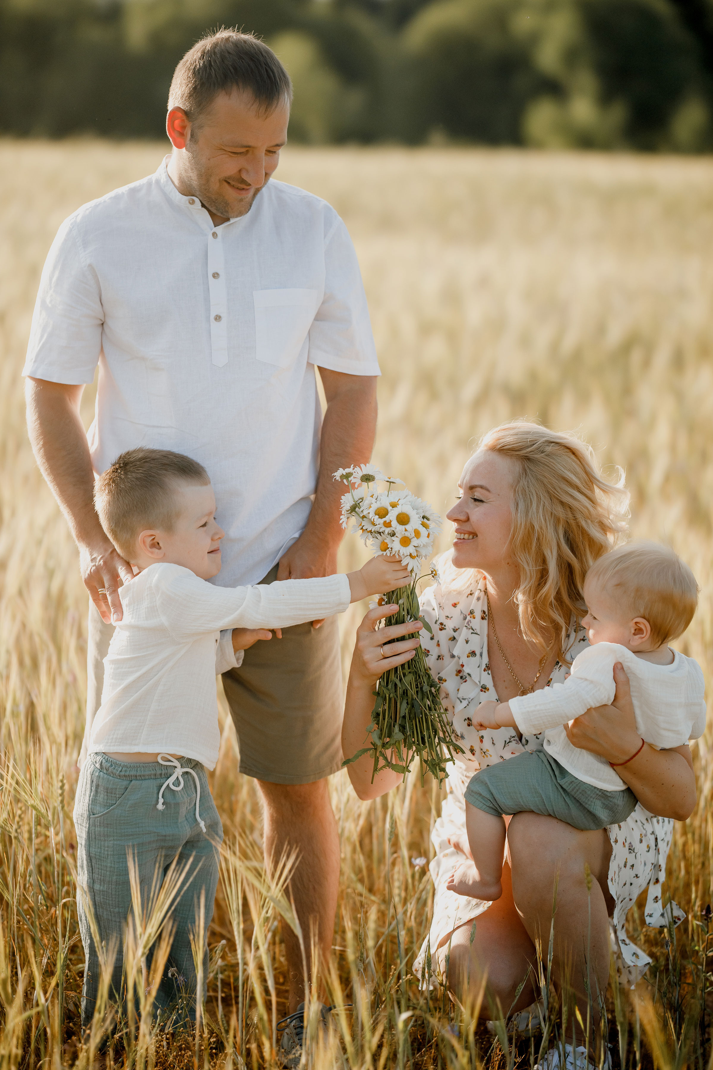 Глеб, Лена, Лев и Родя в полях. Пухова Татьяна фотограф в Перми