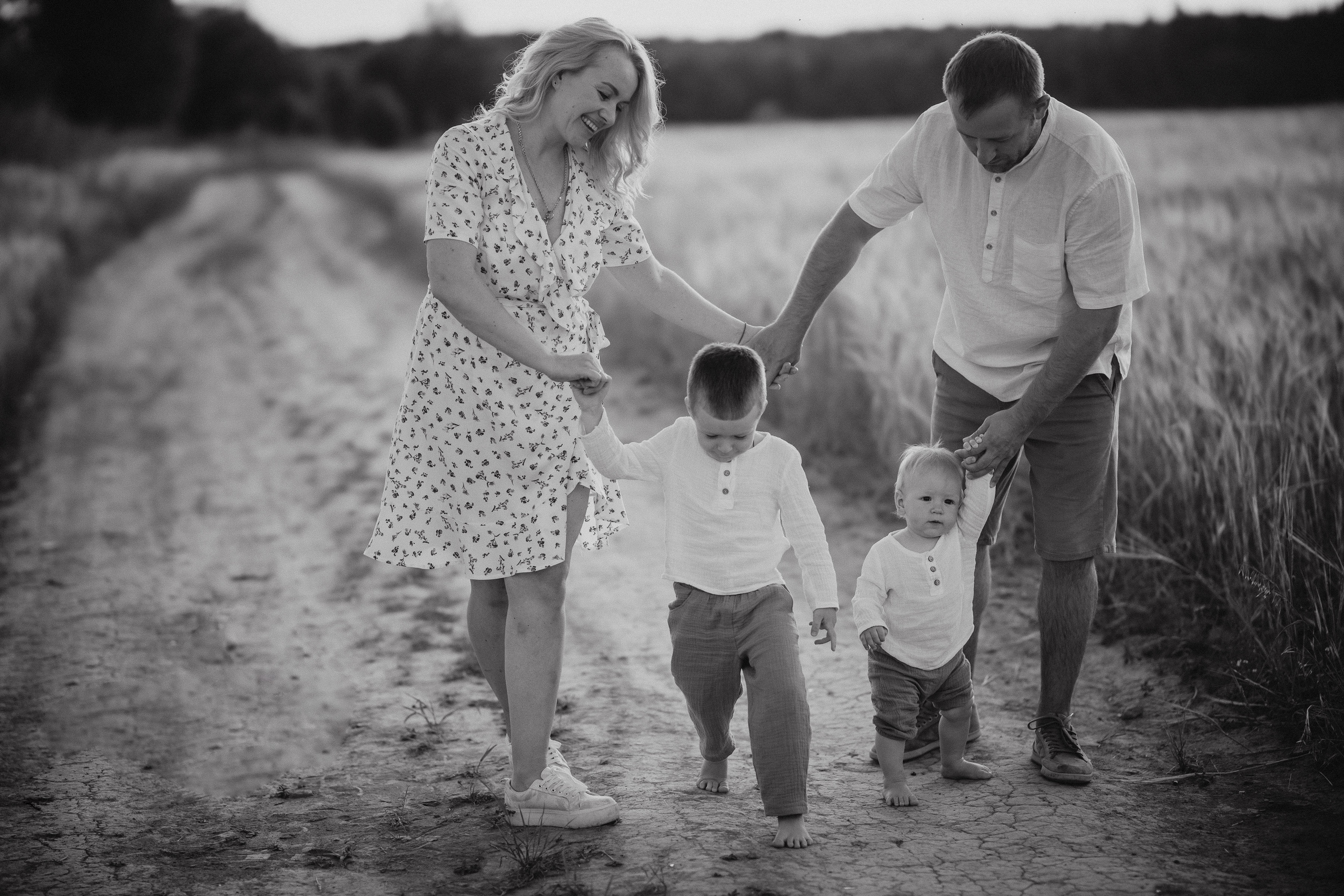 Глеб, Лена, Лев и Родя в полях. Пухова Татьяна фотограф в Перми