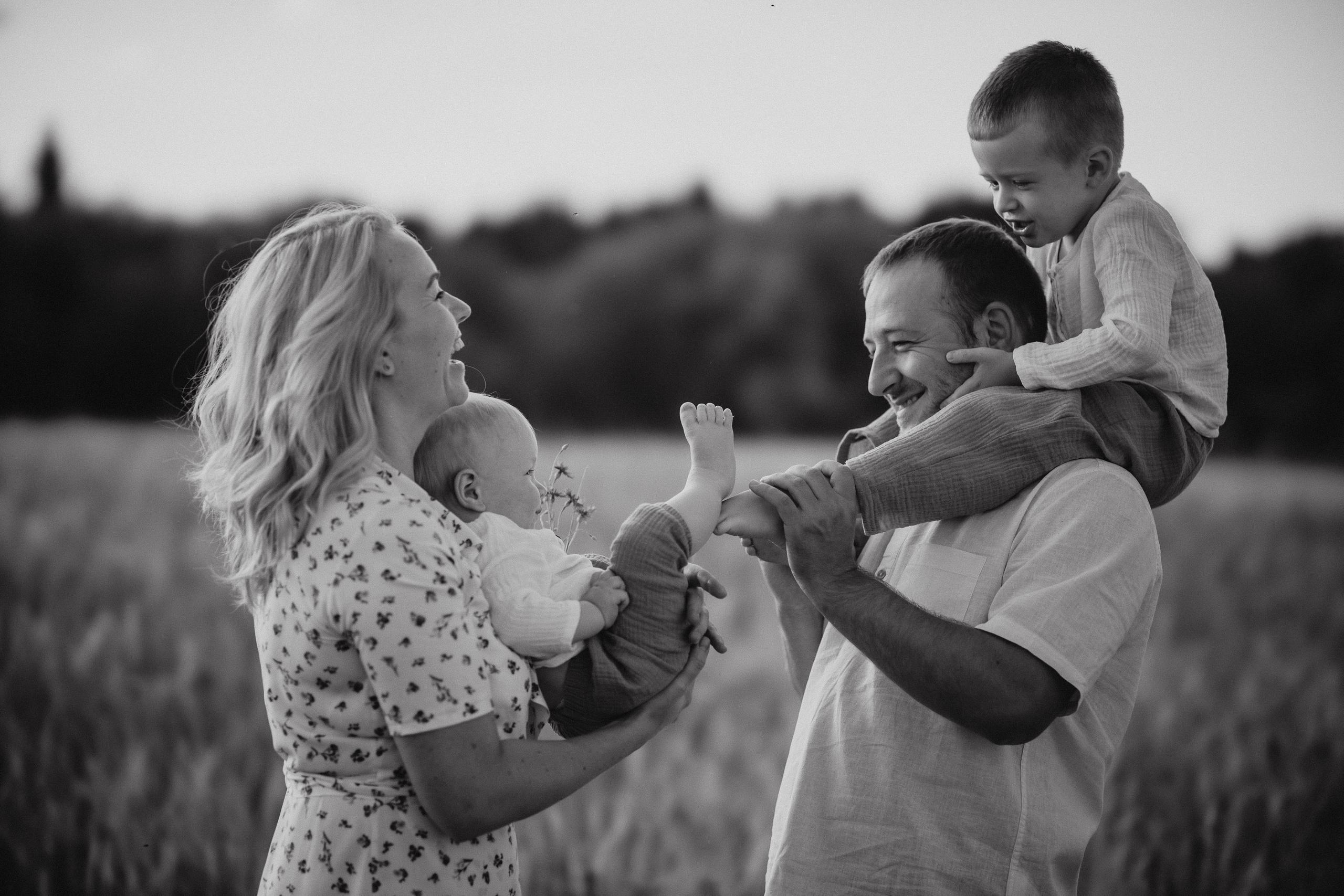 Глеб, Лена, Лев и Родя в полях. Пухова Татьяна фотограф в Перми