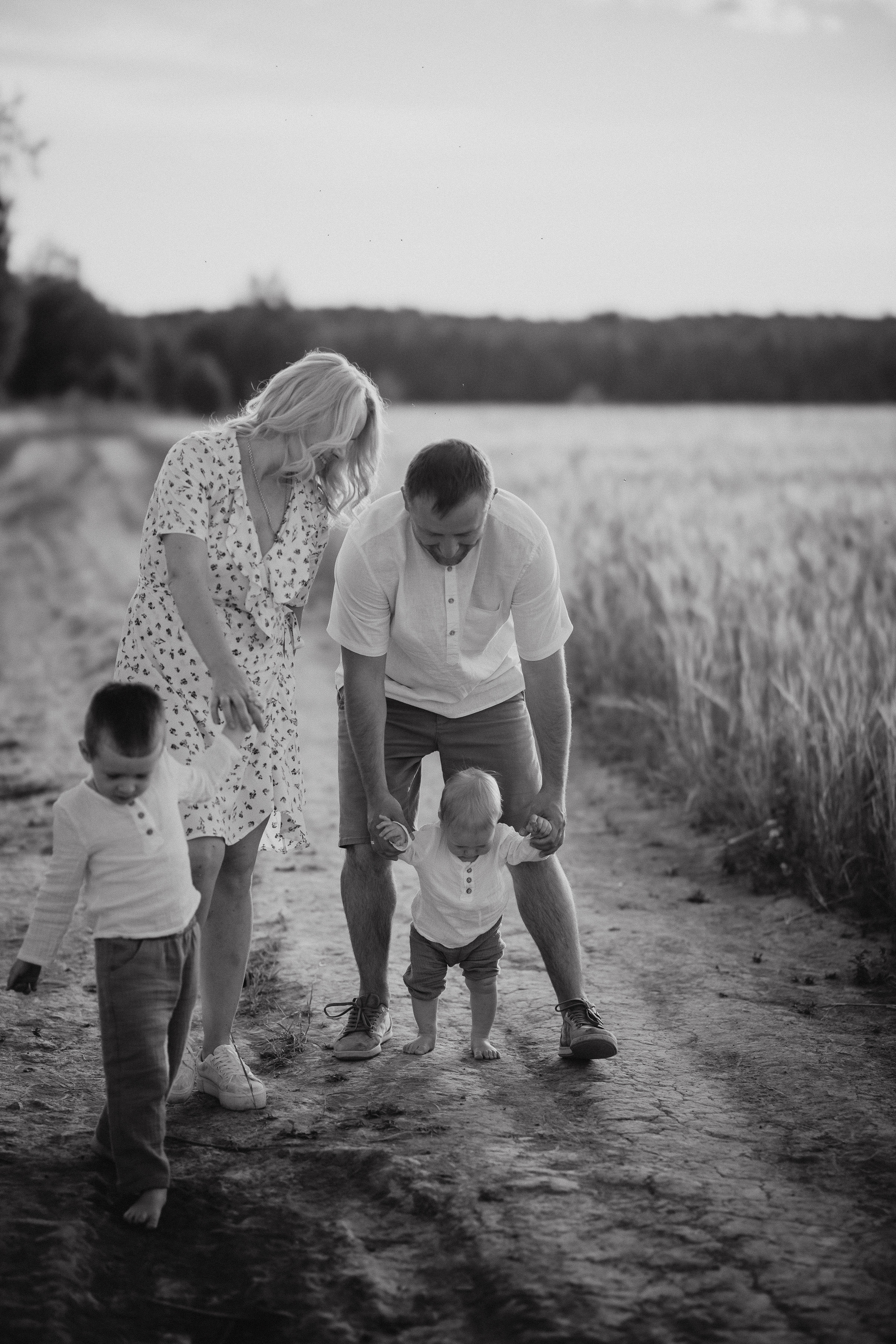 Глеб, Лена, Лев и Родя в полях. Пухова Татьяна фотограф в Перми