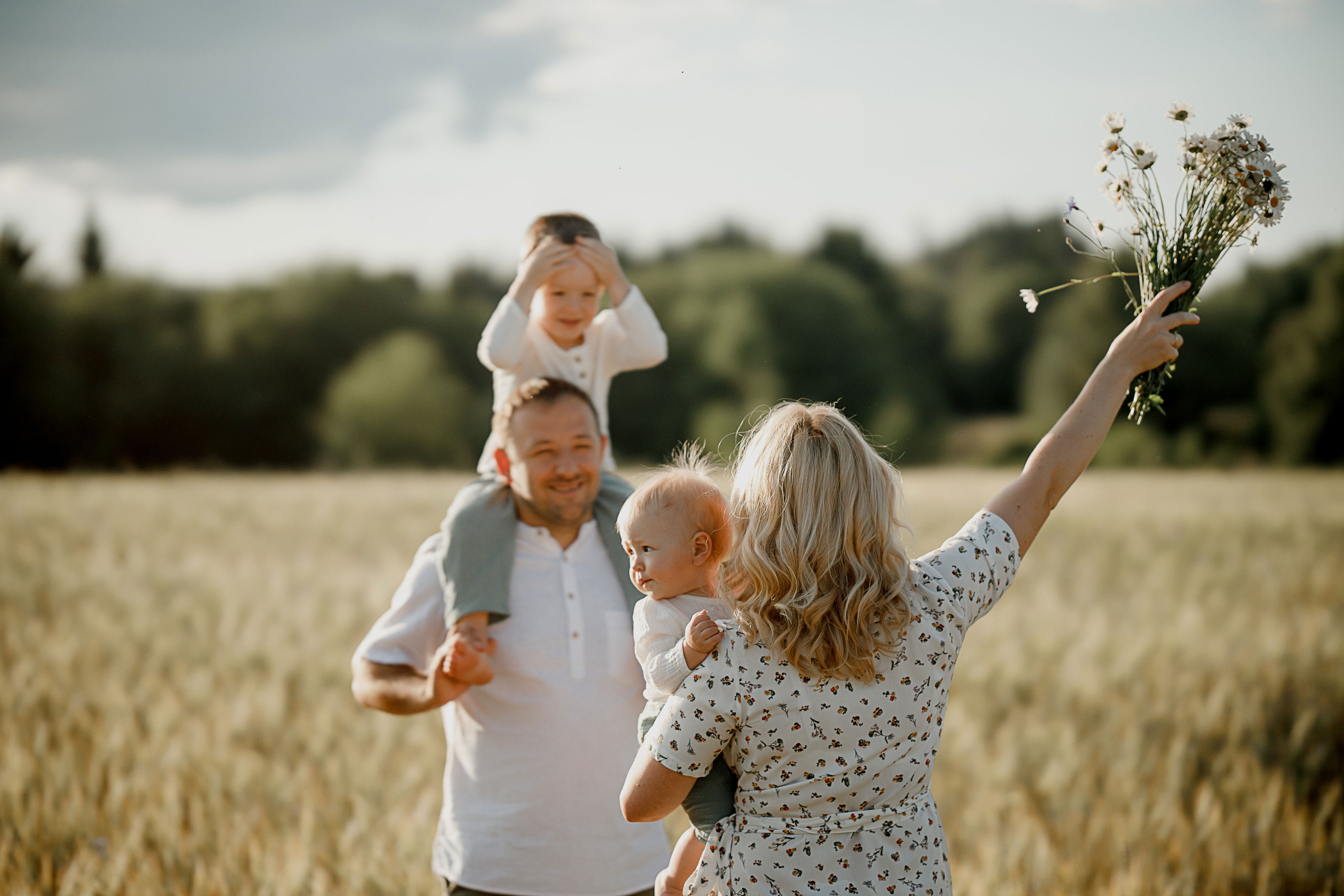 Глеб, Лена, Лев и Родя в полях. Пухова Татьяна фотограф в Перми