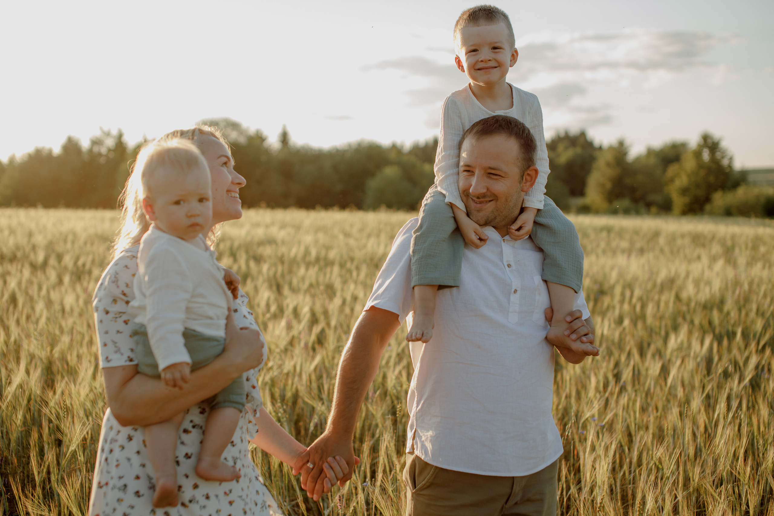 Глеб, Лена, Лев и Родя в полях. Пухова Татьяна фотограф в Перми