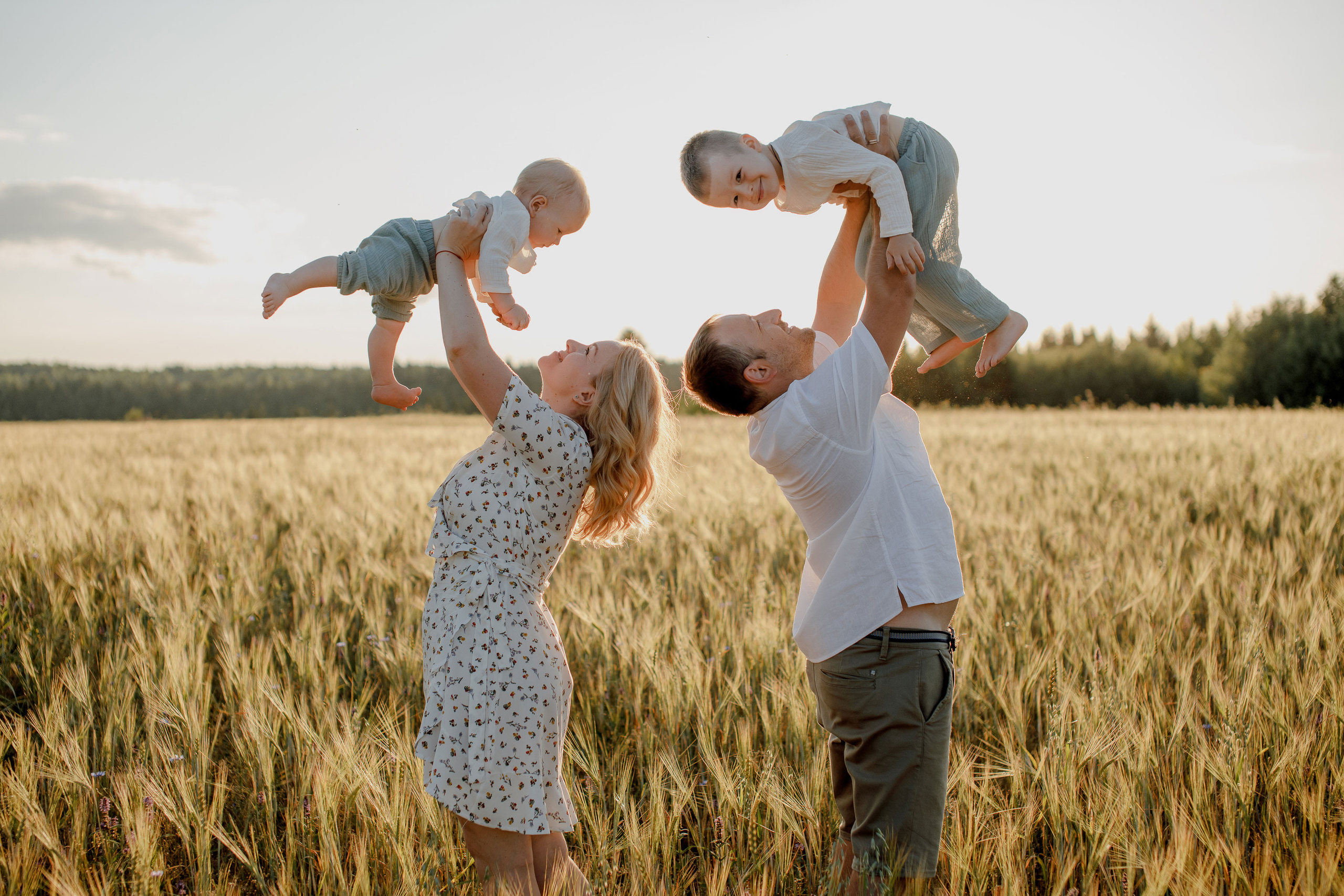 Глеб, Лена, Лев и Родя в полях. Пухова Татьяна фотограф в Перми