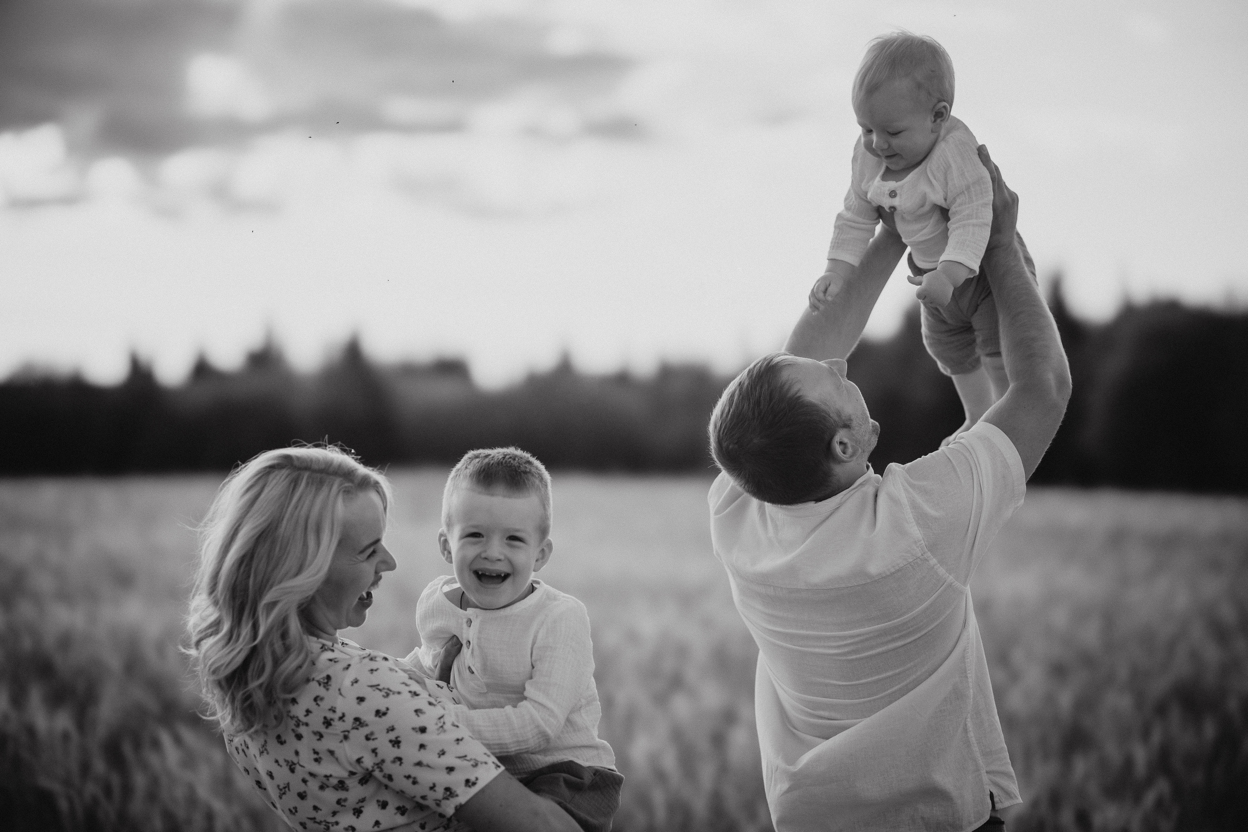 Глеб, Лена, Лев и Родя в полях. Пухова Татьяна фотограф в Перми