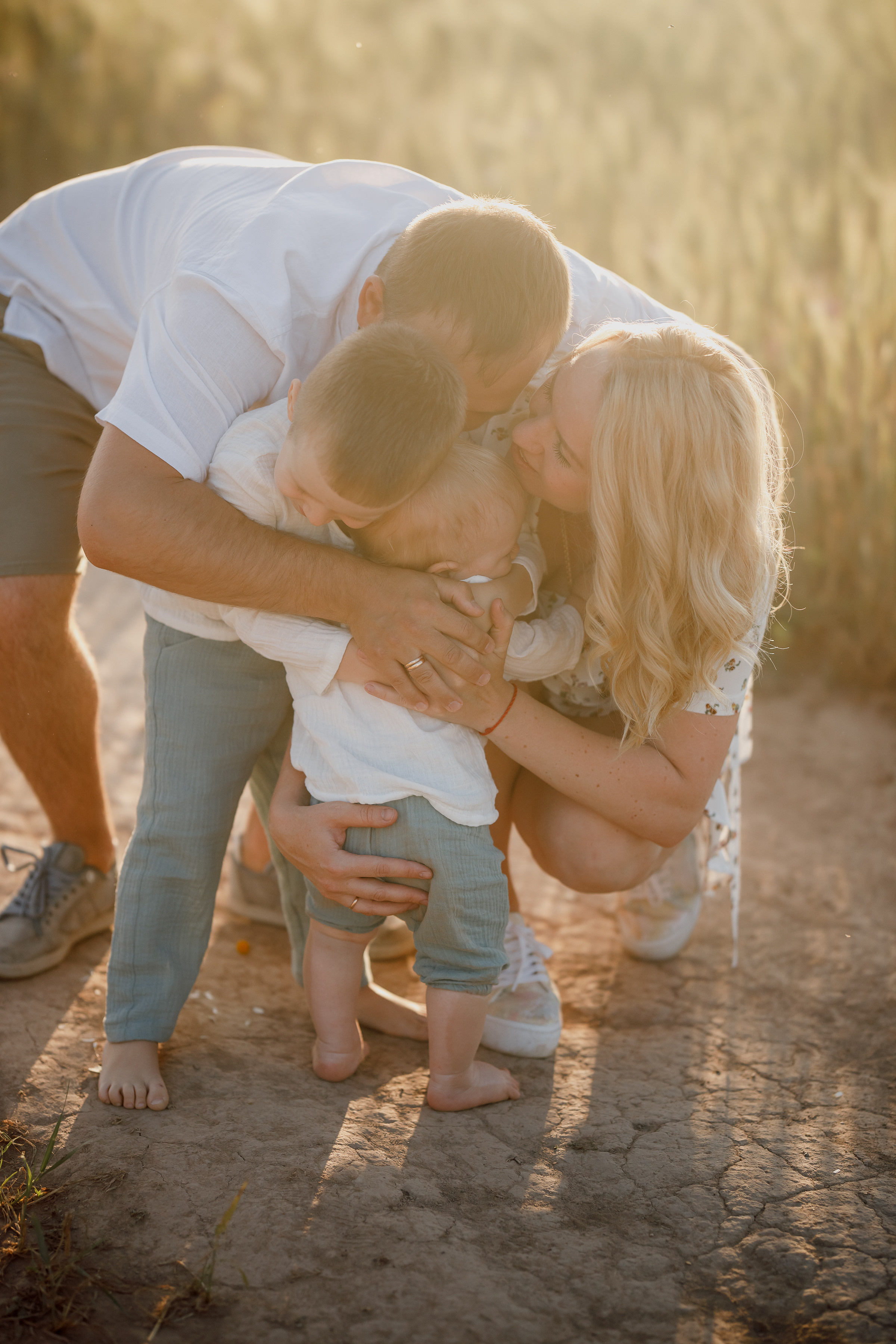 Глеб, Лена, Лев и Родя в полях. Пухова Татьяна фотограф в Перми