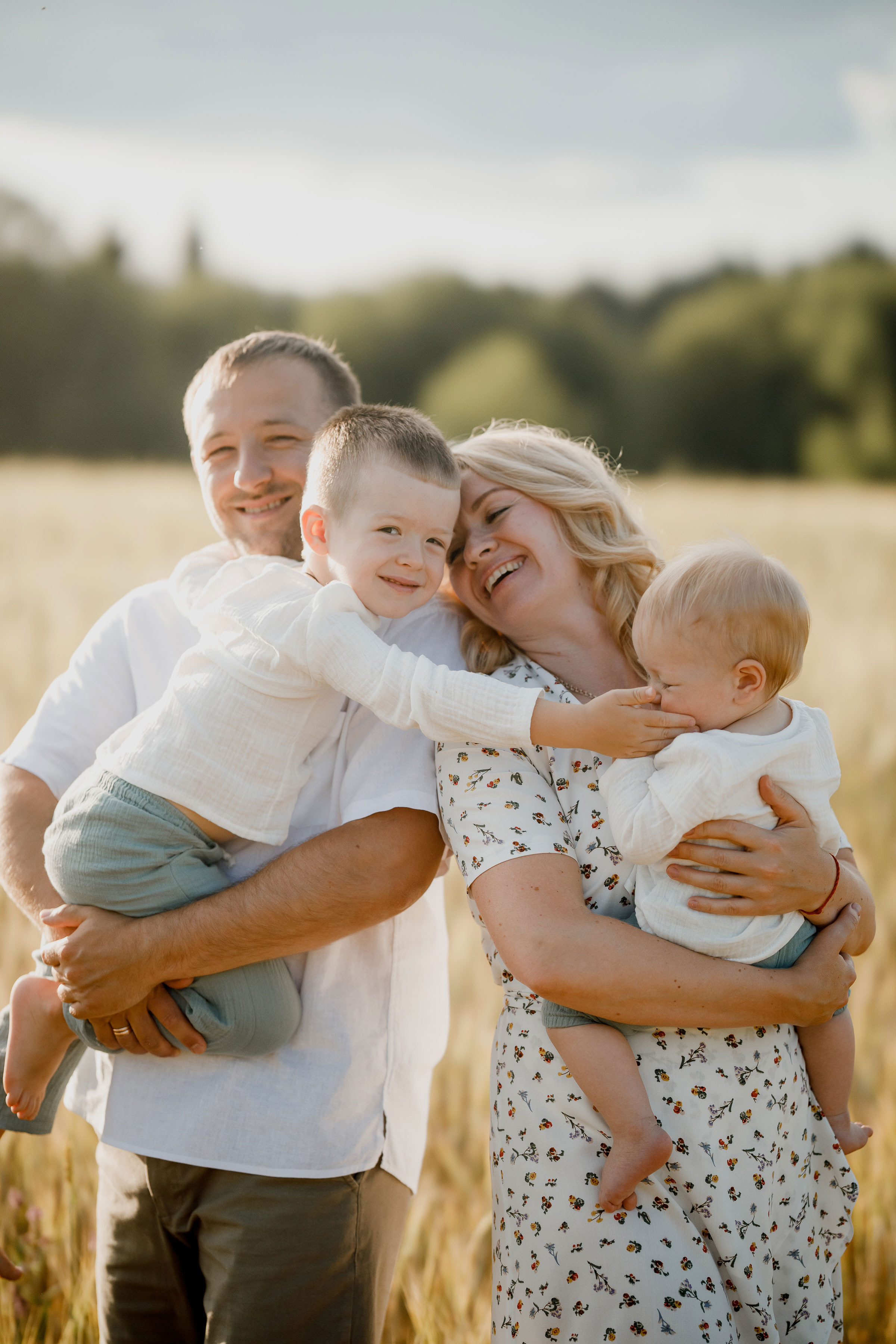 Глеб, Лена, Лев и Родя в полях. Пухова Татьяна фотограф в Перми