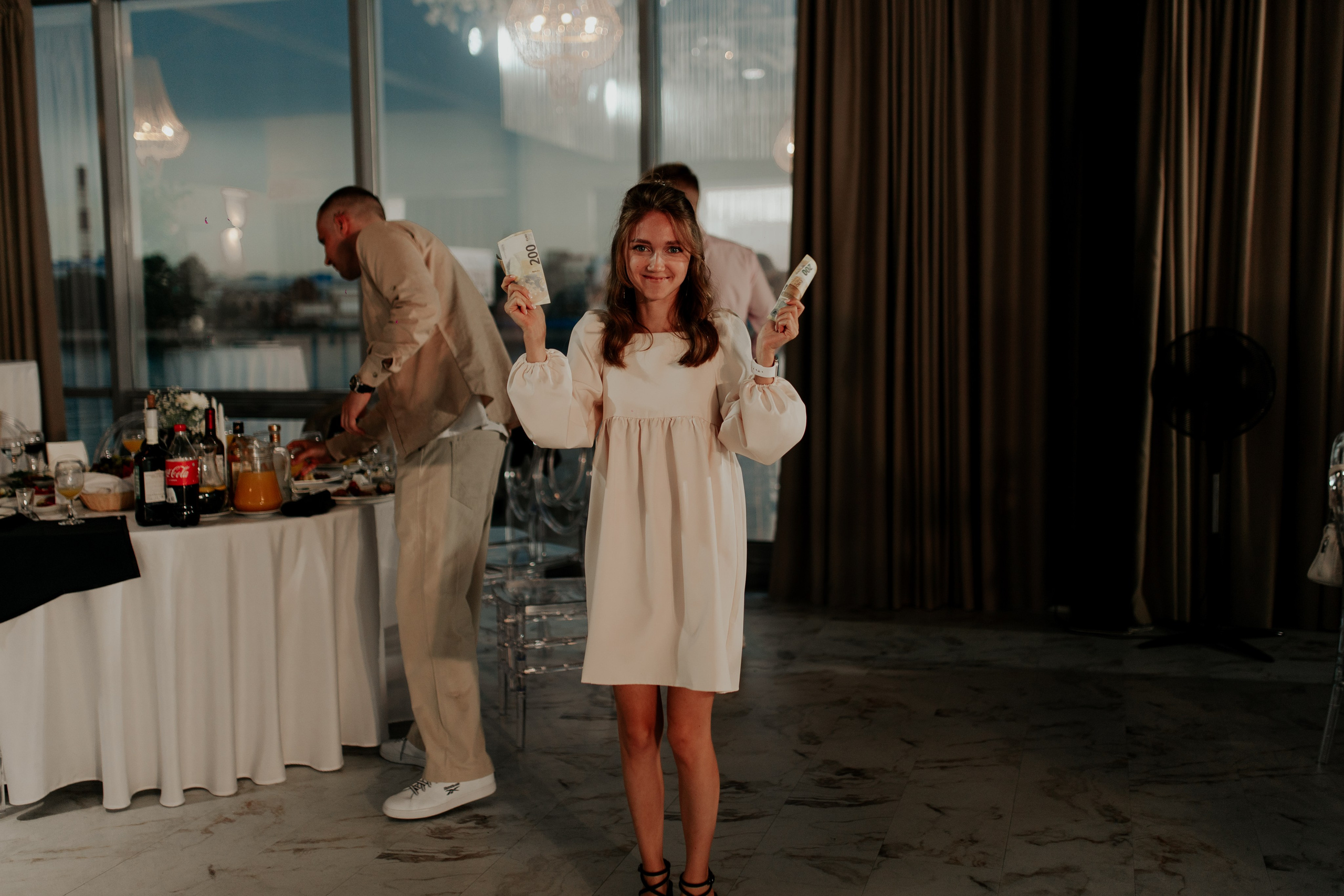 Подружки невесты танцуют среди родных и близких — искренние эмоции