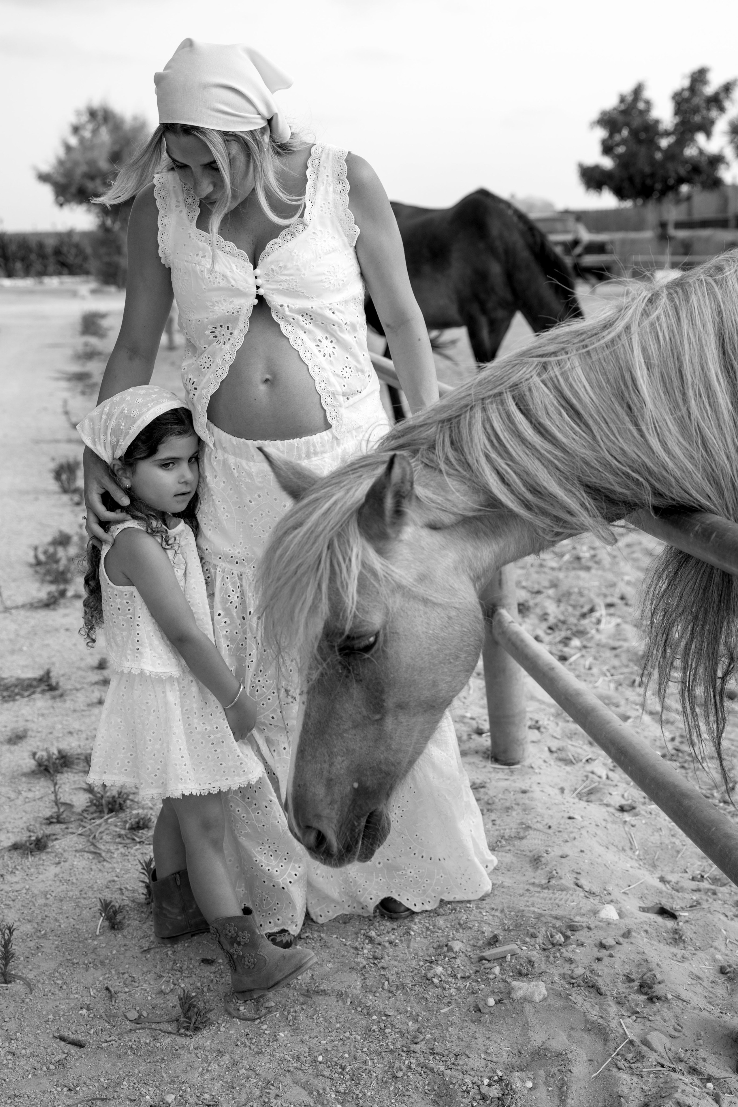 Pregnancy photoshoot at the horse farm. Главная