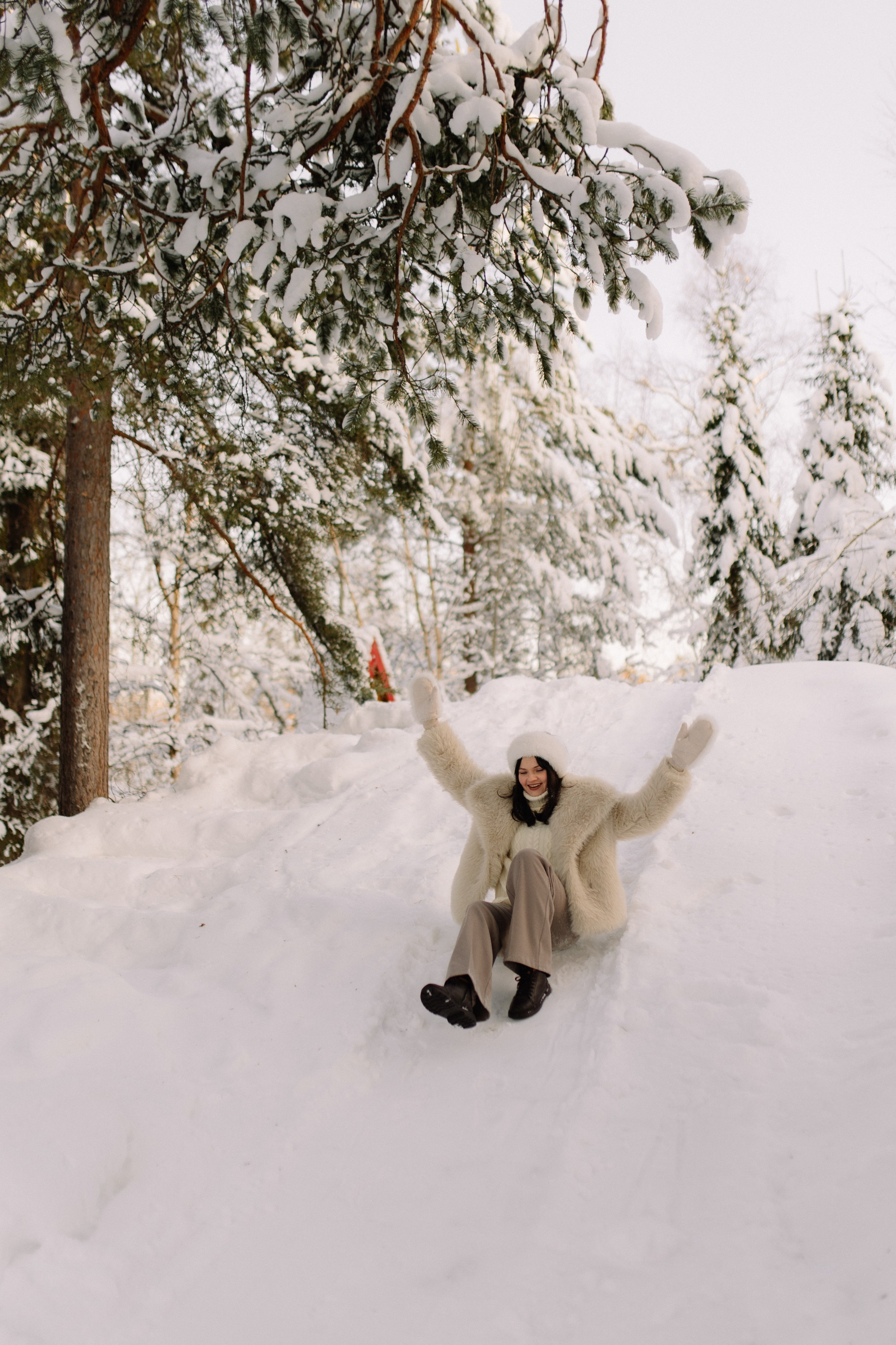 Решительная улыбка девушки подчеркивает готовность покорять любые вершины северной земли.  