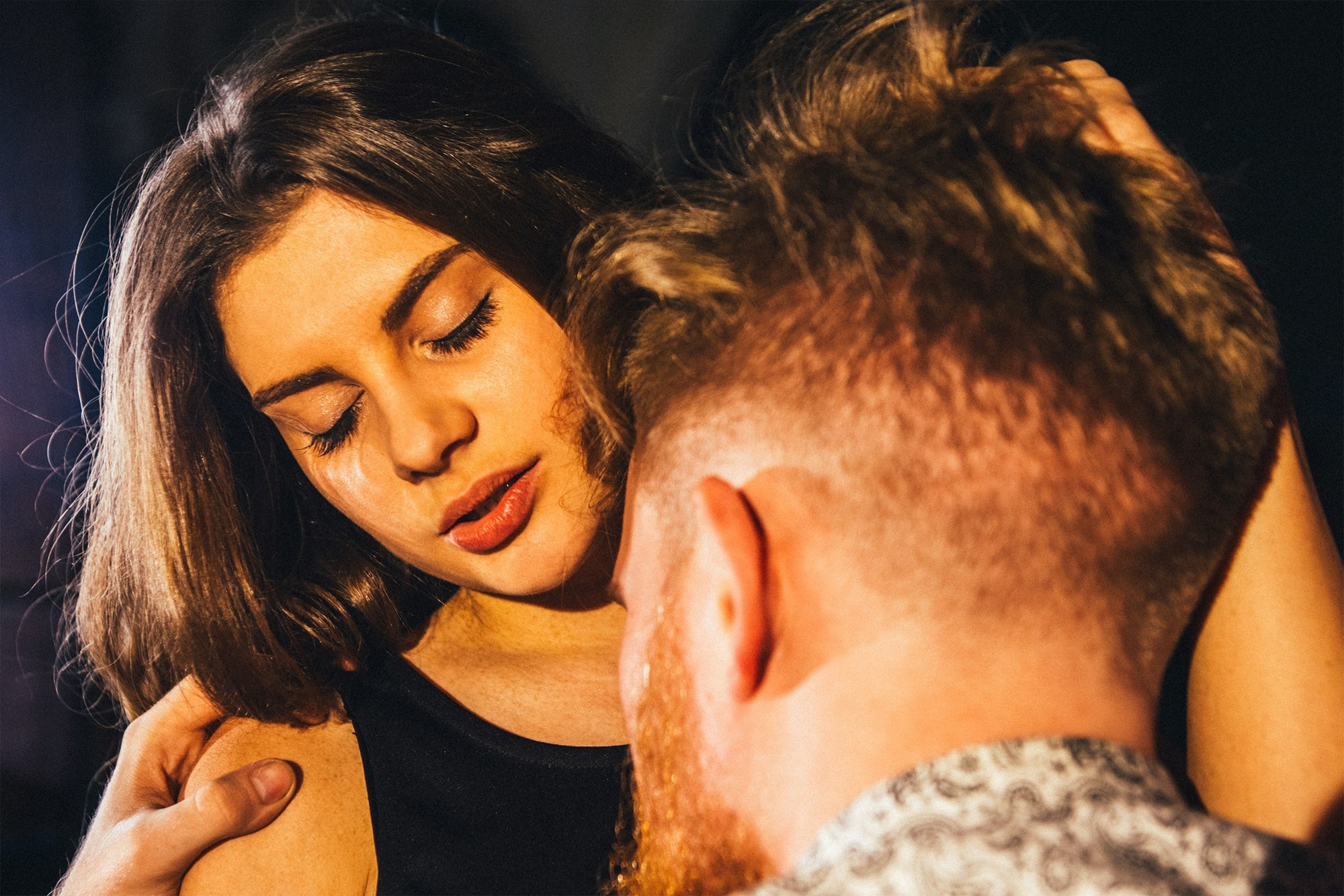 Студийная съемка лавстори стильных ребят