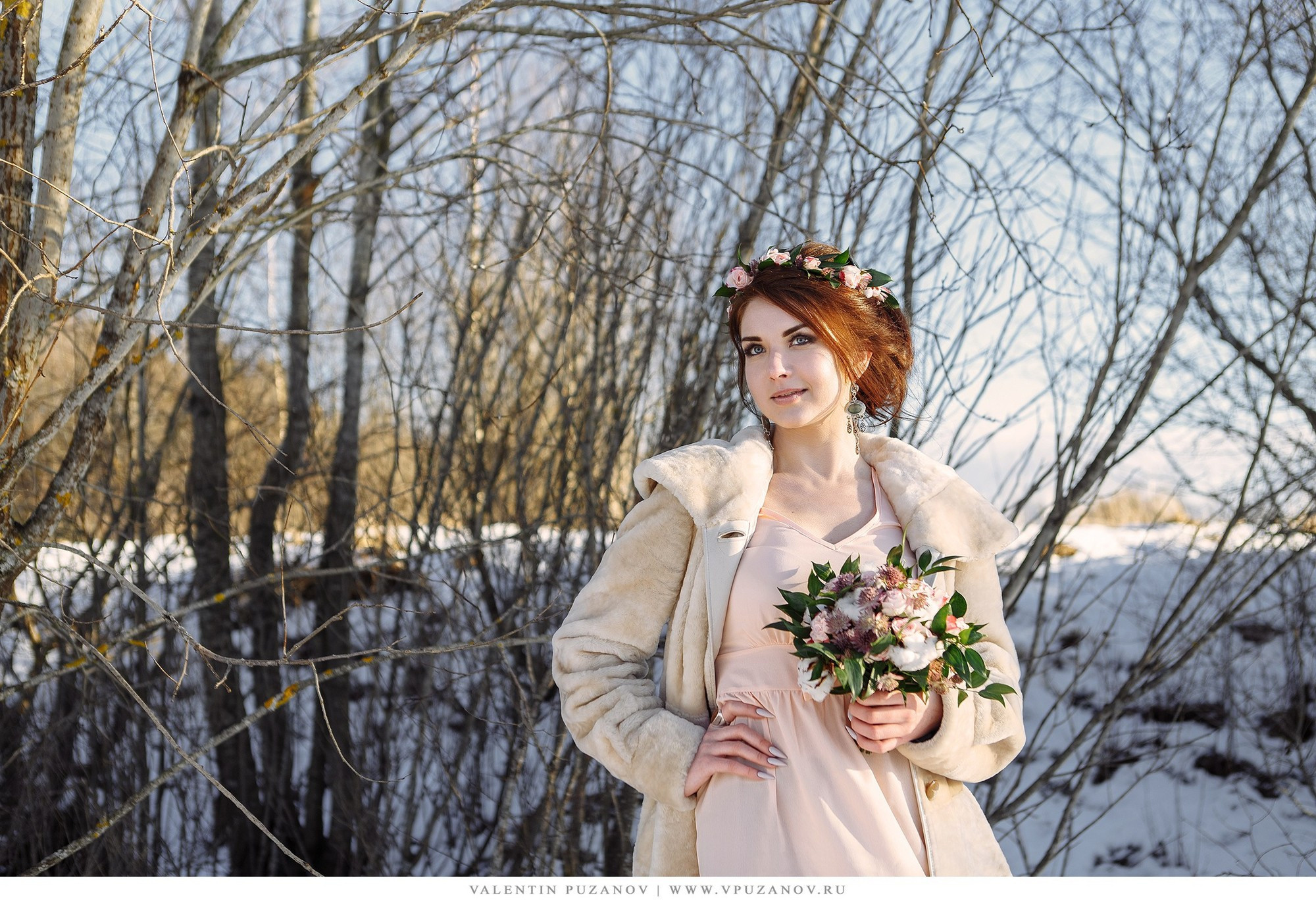 Предсвадебная фотосъемка с хаски в лесу